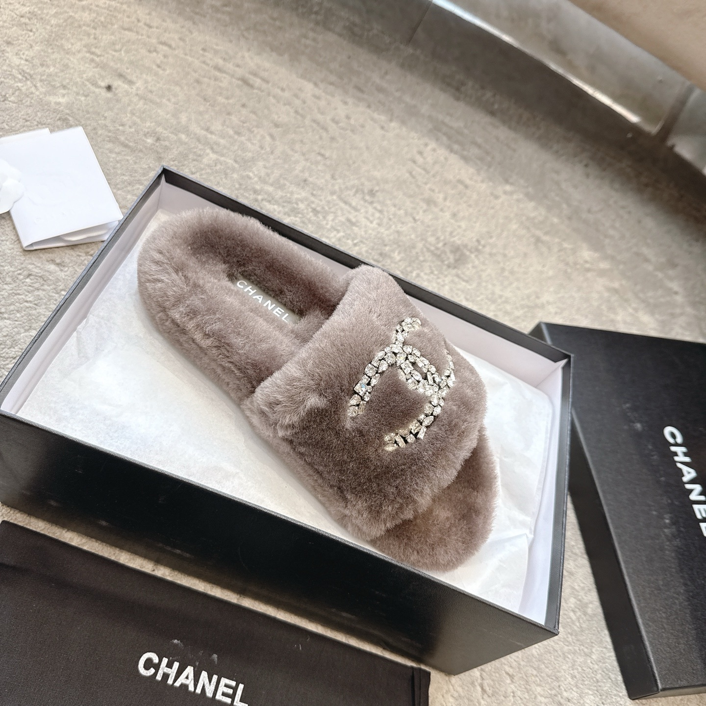 Luxury taupe Chanel shearling slides with crystal CC logo and branded packaging - Hình 4