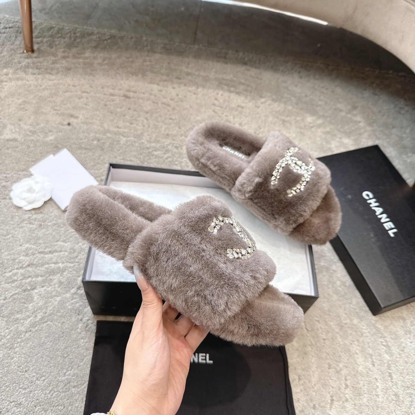 Luxury taupe Chanel shearling slides with crystal CC logo and branded packaging - Hình 3
