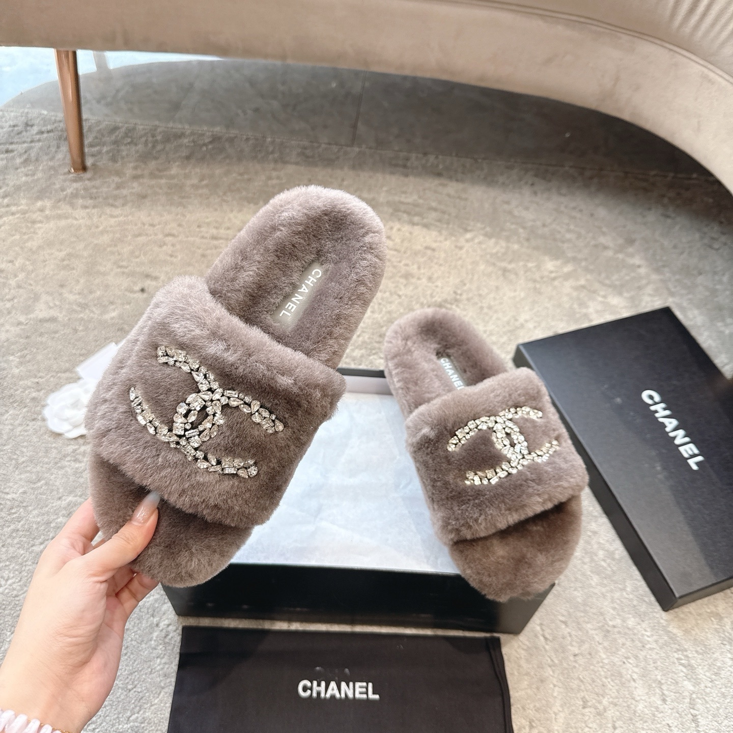 Luxury taupe Chanel shearling slides with crystal CC logo and branded packaging - Hình 2