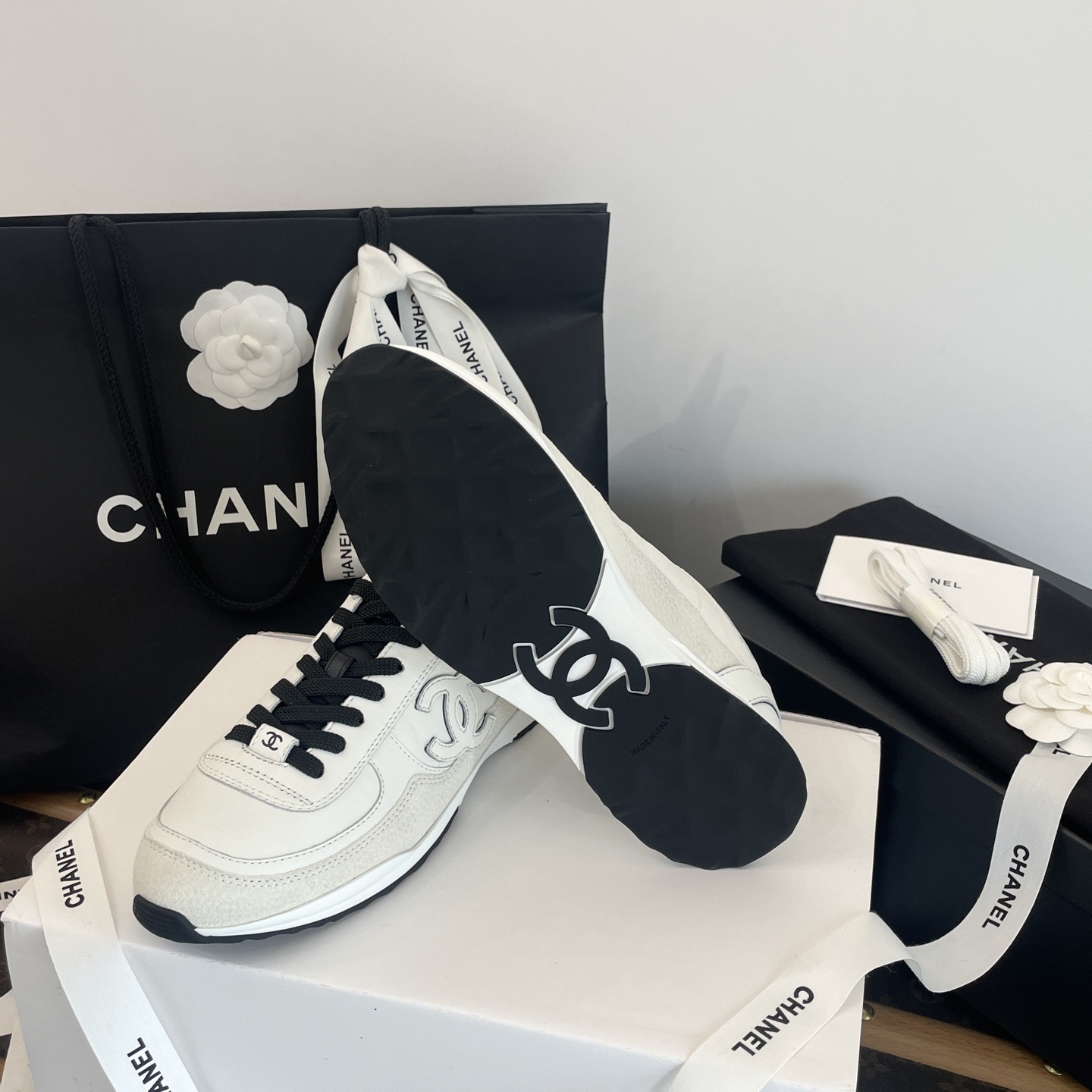 Premium Chanel white and black calfskin sneakers with original luxury box and shopping bag - Hình 9