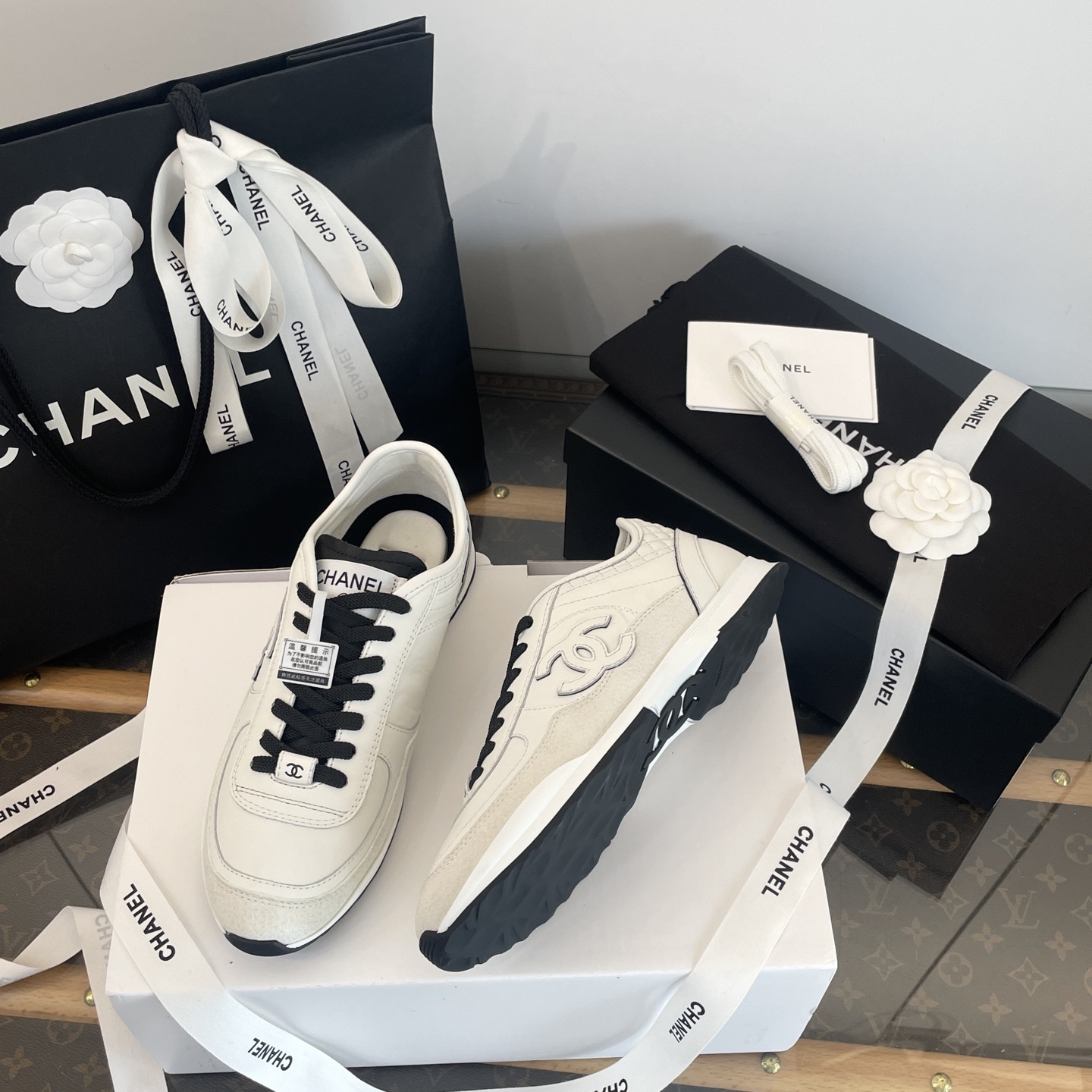 Premium Chanel white and black calfskin sneakers with original luxury box and shopping bag - Hình 7