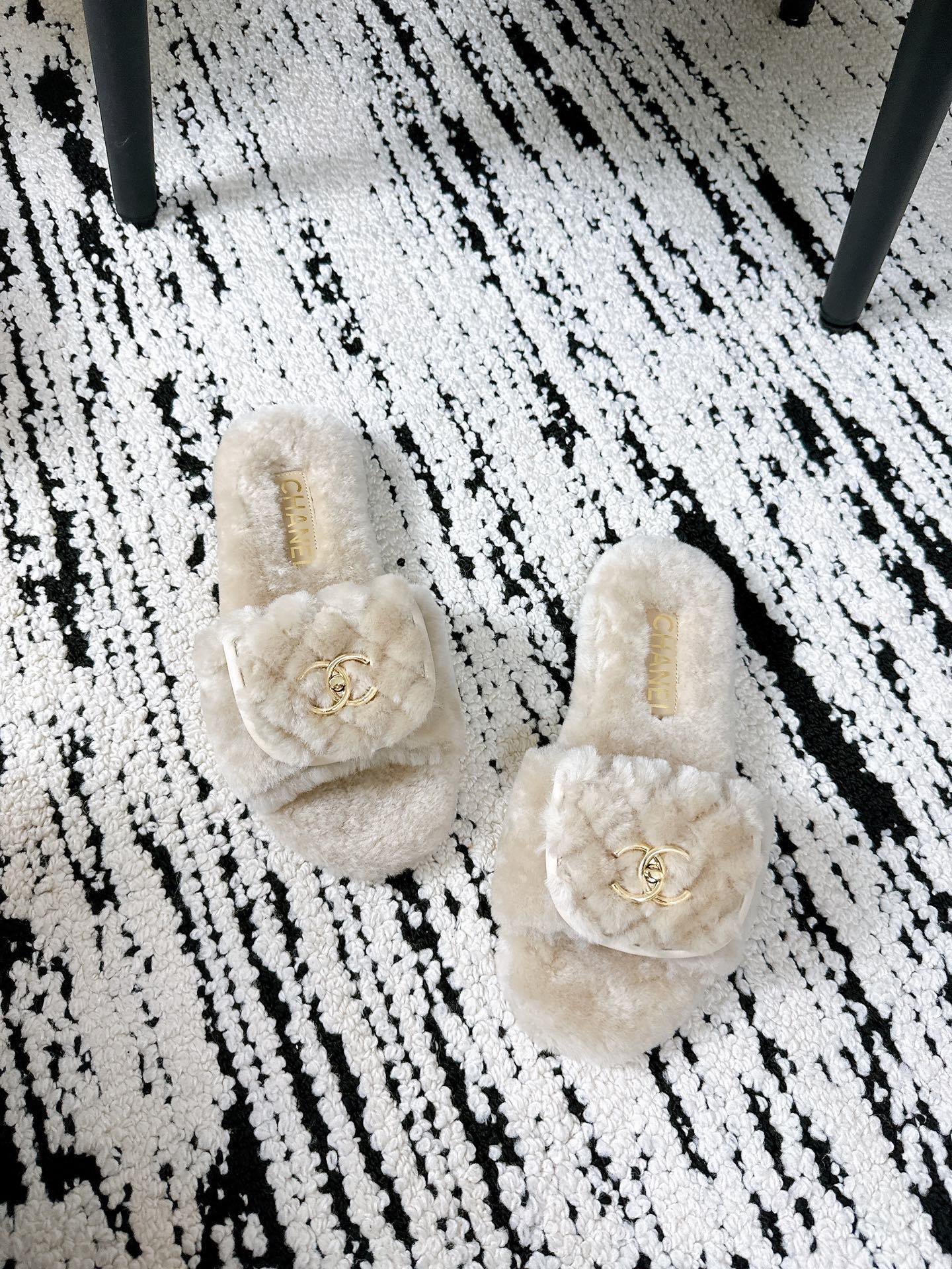 A pair of luxury Chanel beige shearling quilted slides with gold CC logo inside a white Chanel box - Hình 3