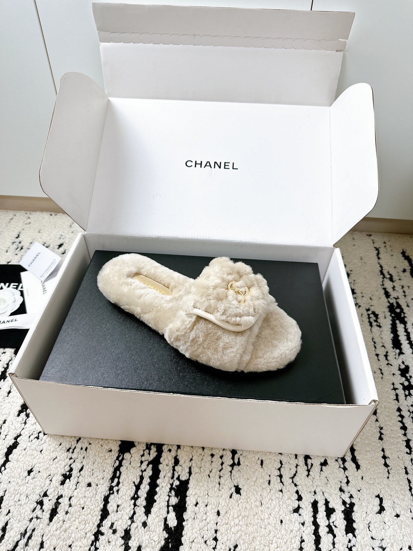 Pair of Chanel white plush faux fur slippers with gold CC logo in a branded box - Hình 8