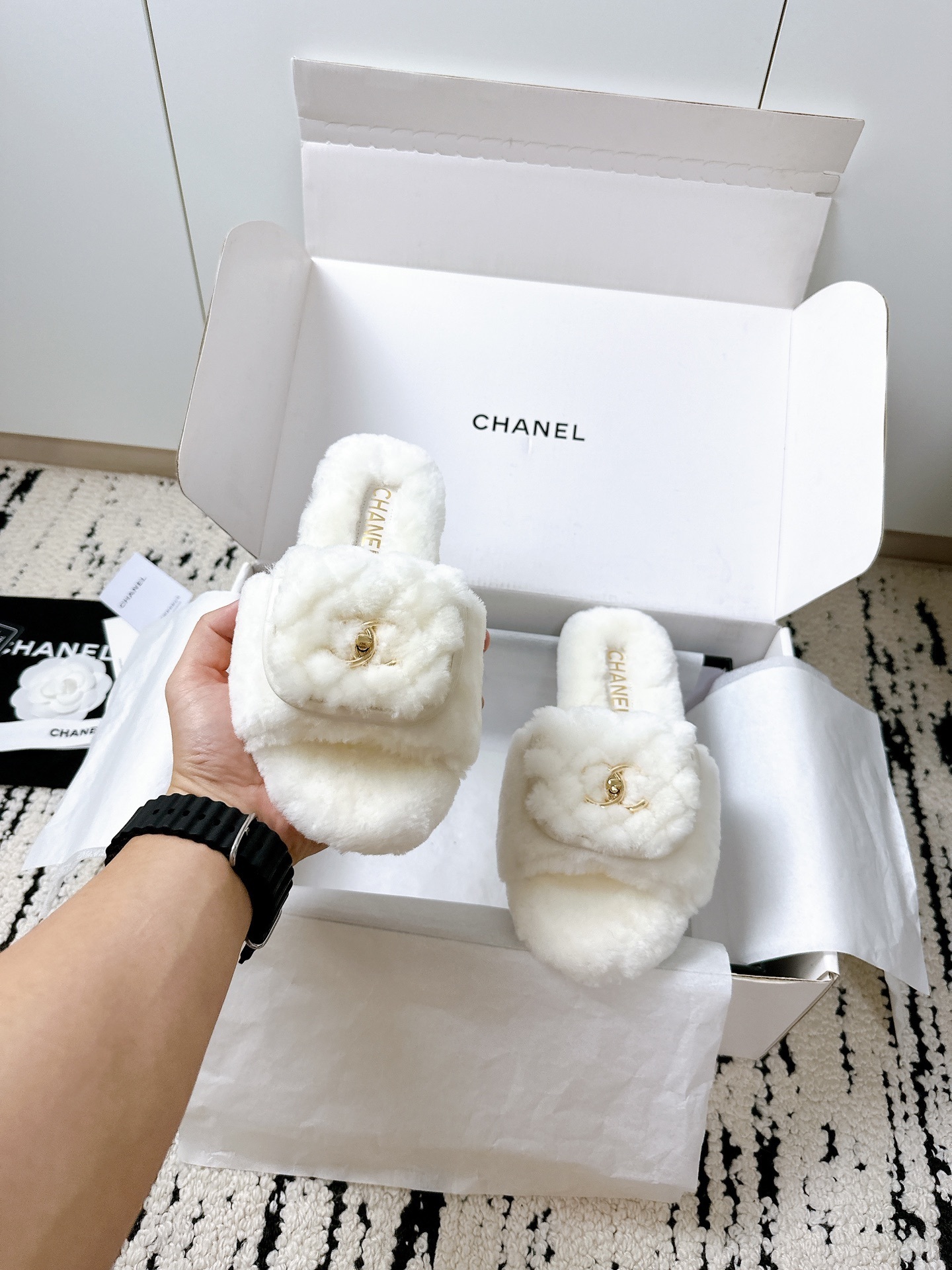 Pair of Chanel white plush faux fur slippers with gold CC logo in a branded box - Hình 7