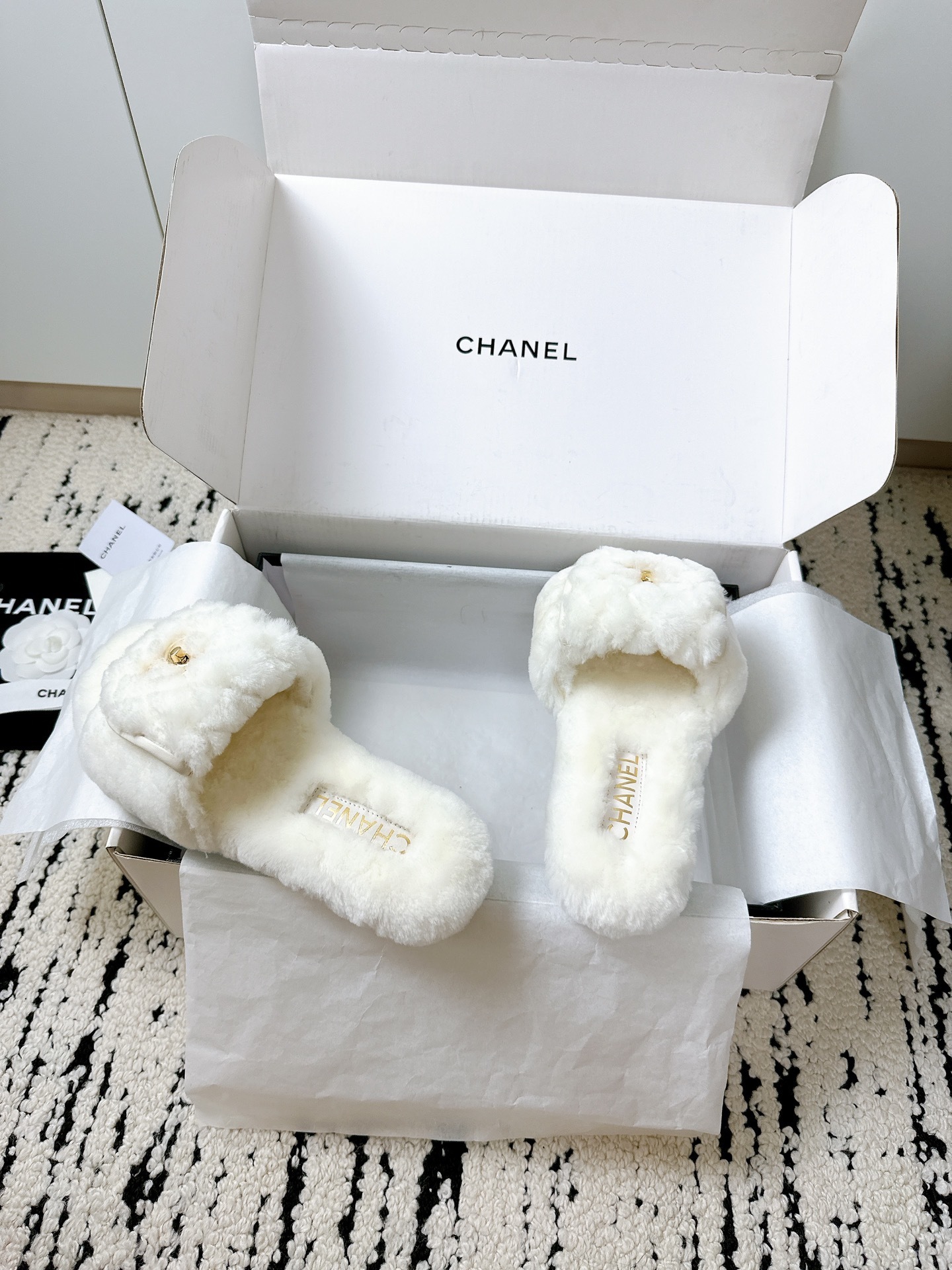 Pair of Chanel white plush faux fur slippers with gold CC logo in a branded box - Hình 6