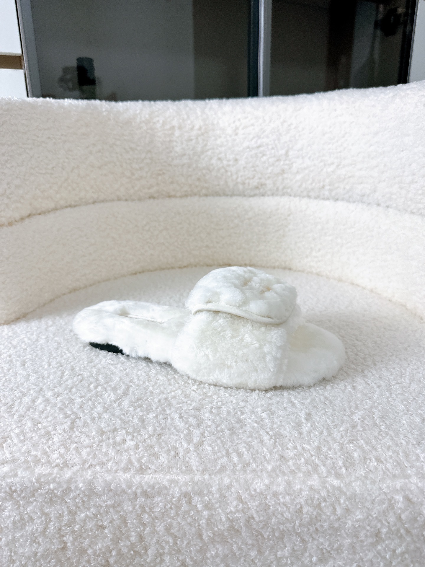 Pair of Chanel white plush faux fur slippers with gold CC logo in a branded box - Hình 5