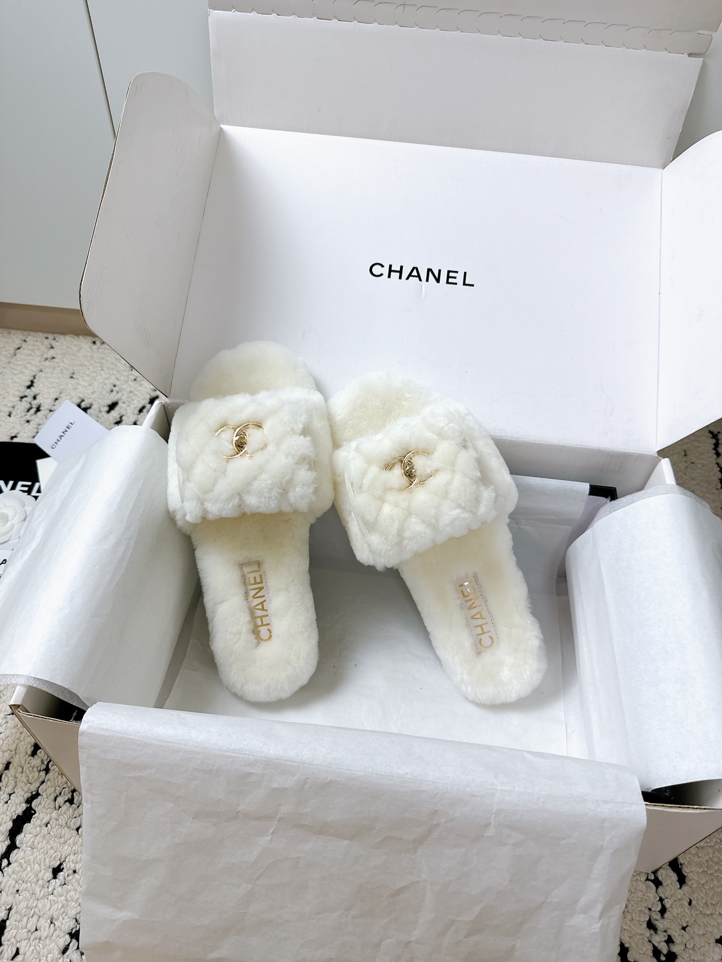 Pair of Chanel white plush faux fur slippers with gold CC logo in a branded box - Hình 4