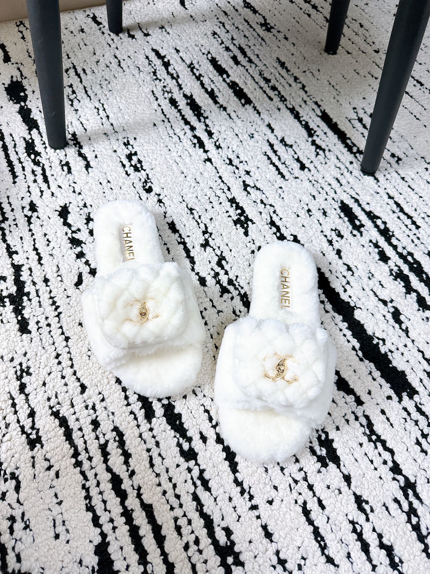 Pair of Chanel white plush faux fur slippers with gold CC logo in a branded box - Hình 3