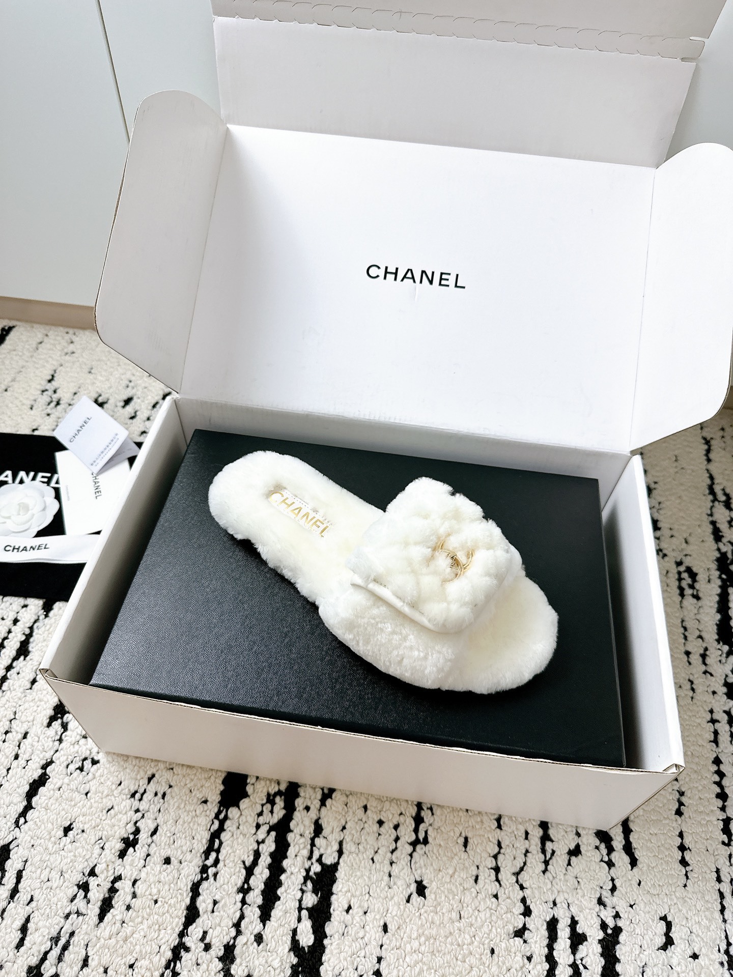 Pair of Chanel white plush faux fur slippers with gold CC logo in a branded box - Hình 2