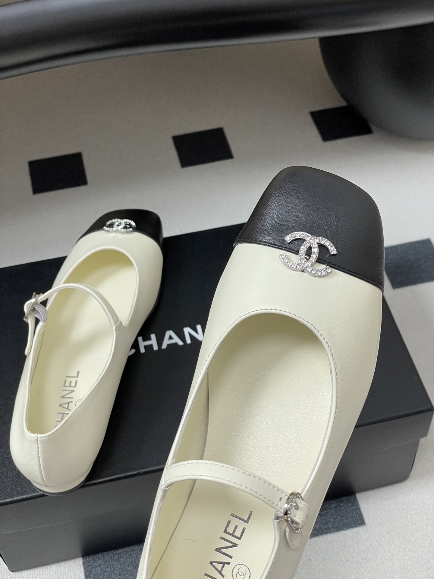 Chanel ivory and black two-tone Mary Jane flats with crystal CC logo and buckle strap - Hình 9