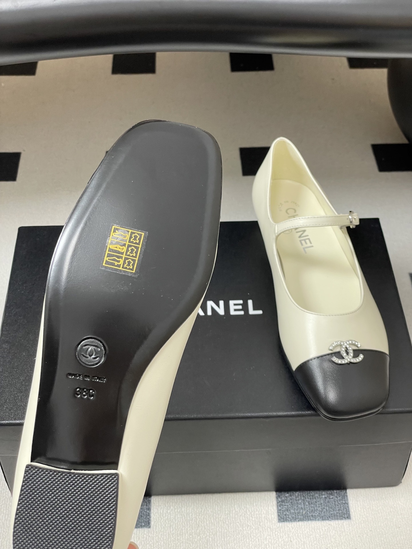 Chanel ivory and black two-tone Mary Jane flats with crystal CC logo and buckle strap - Hình 8