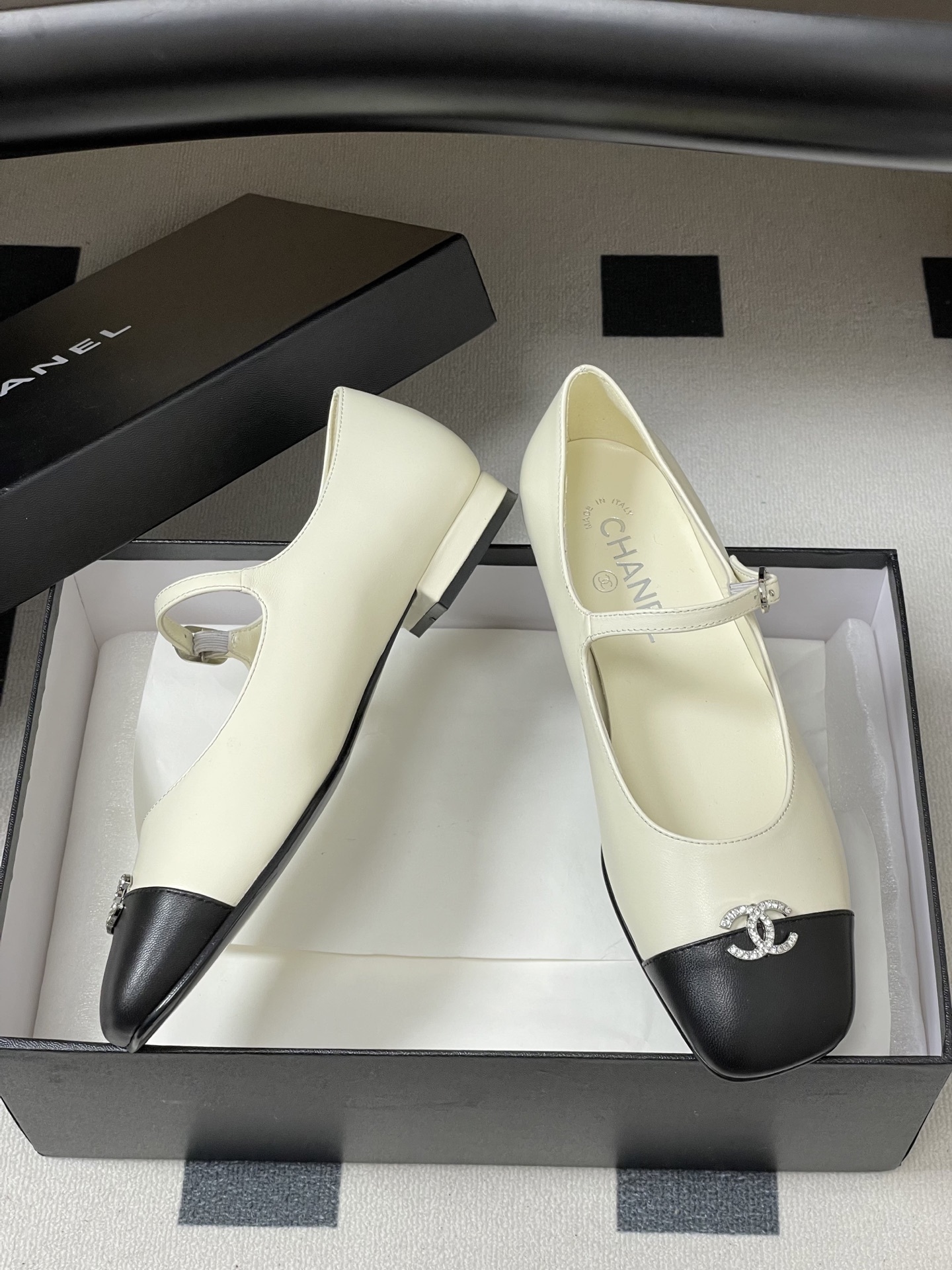 Chanel ivory and black two-tone Mary Jane flats with crystal CC logo and buckle strap - Hình 6
