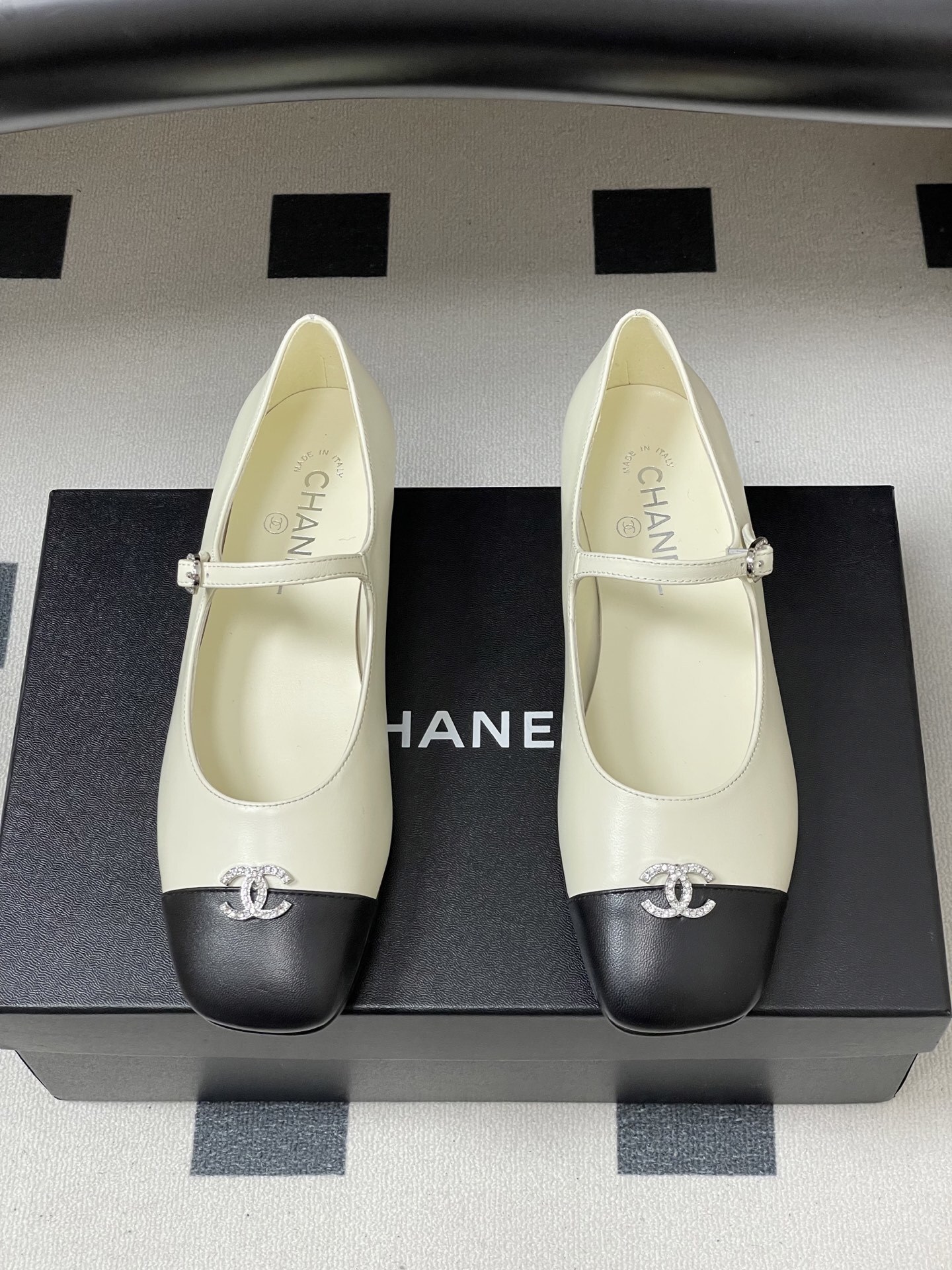Chanel ivory and black two-tone Mary Jane flats with crystal CC logo and buckle strap - Hình 5