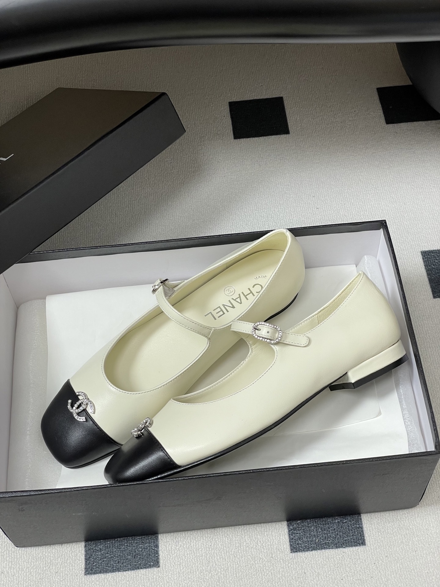 Chanel ivory and black two-tone Mary Jane flats with crystal CC logo and buckle strap - Hình 4