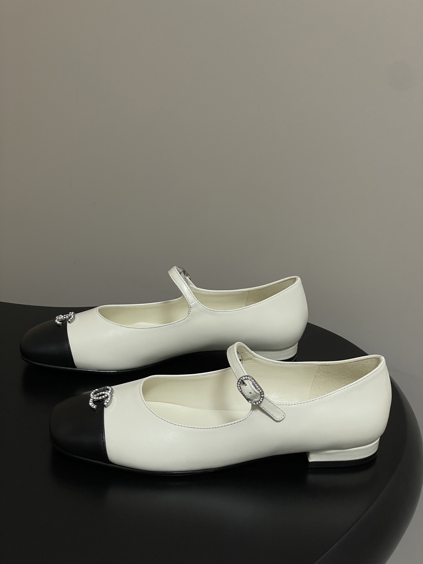 Chanel ivory and black two-tone Mary Jane flats with crystal CC logo and buckle strap - Hình 3