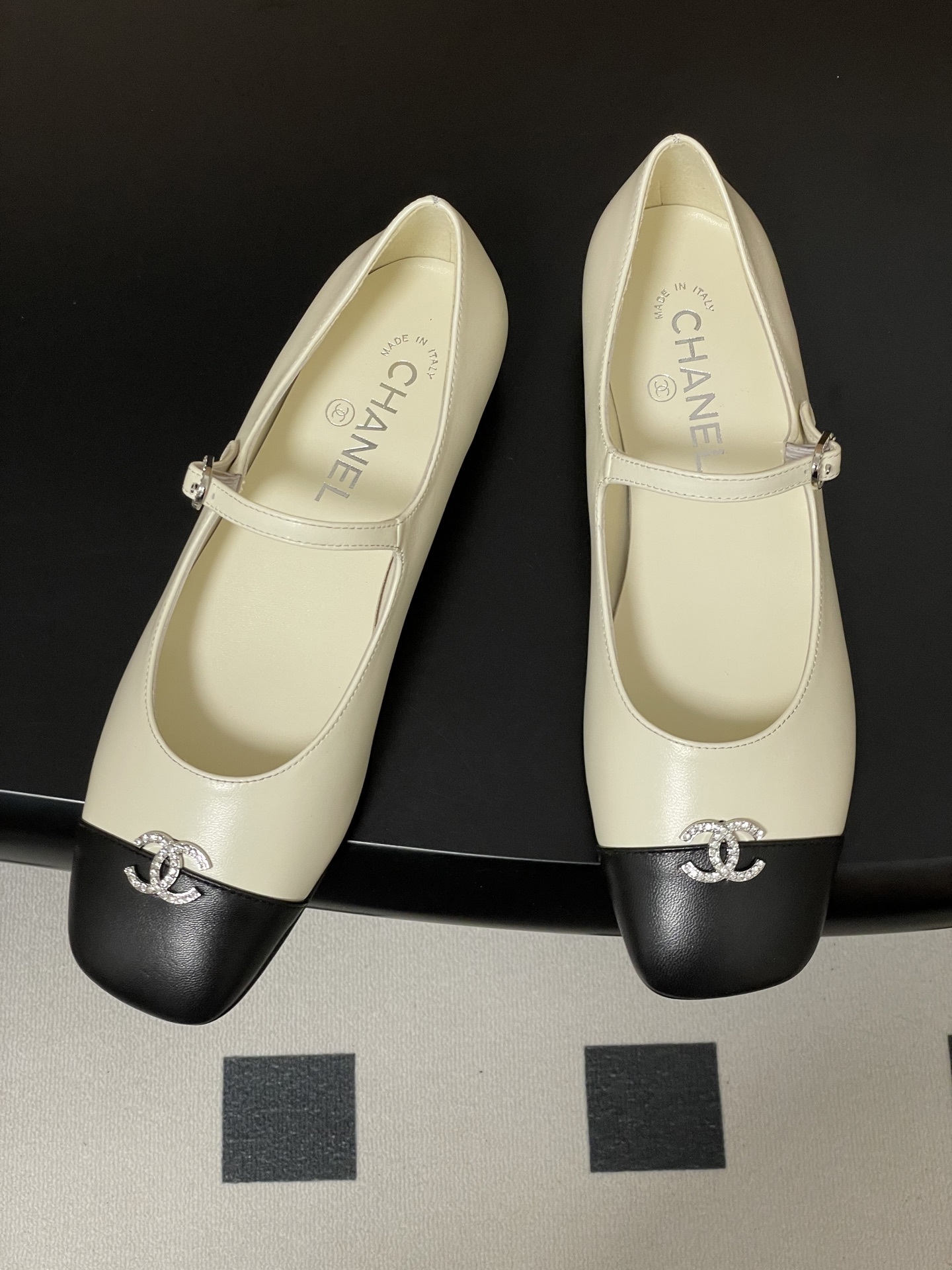 Chanel ivory and black two-tone Mary Jane flats with crystal CC logo and buckle strap - Hình 2