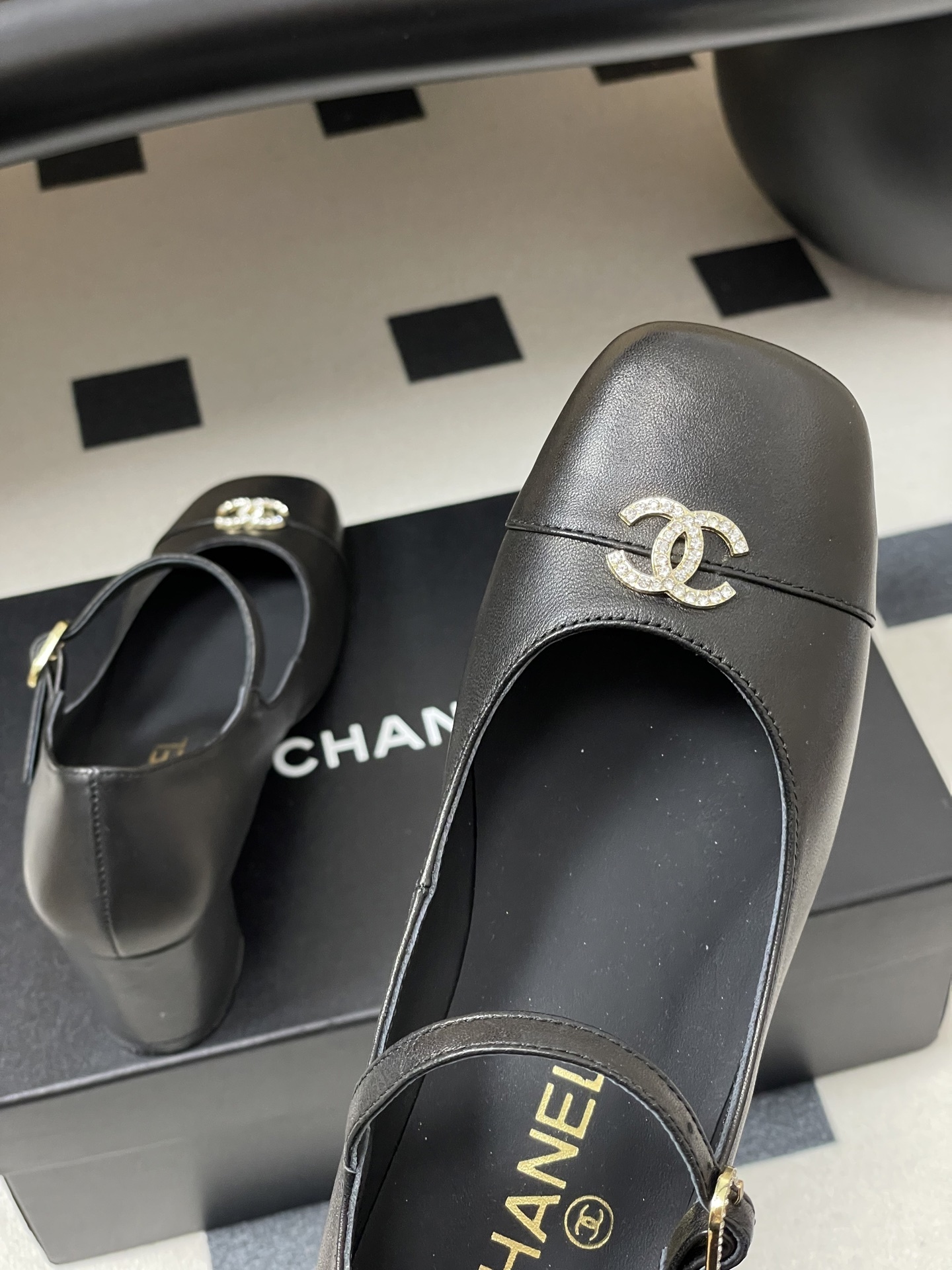 Pair of Chanel black leather Mary Jane block heel pumps with crystal CC logo and buckle - Hình 9