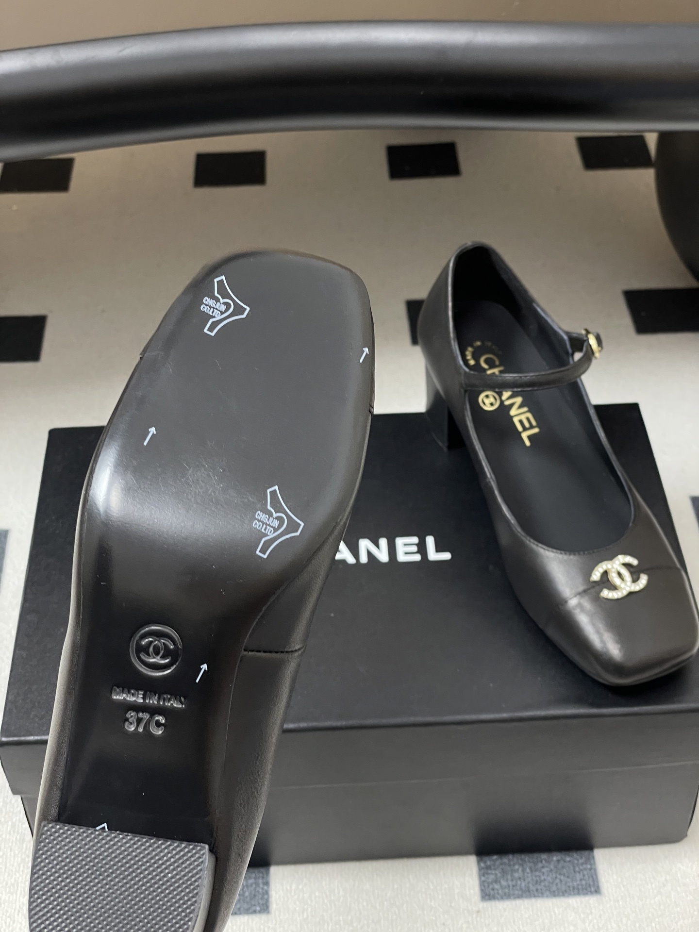 Pair of Chanel black leather Mary Jane block heel pumps with crystal CC logo and buckle - Hình 8