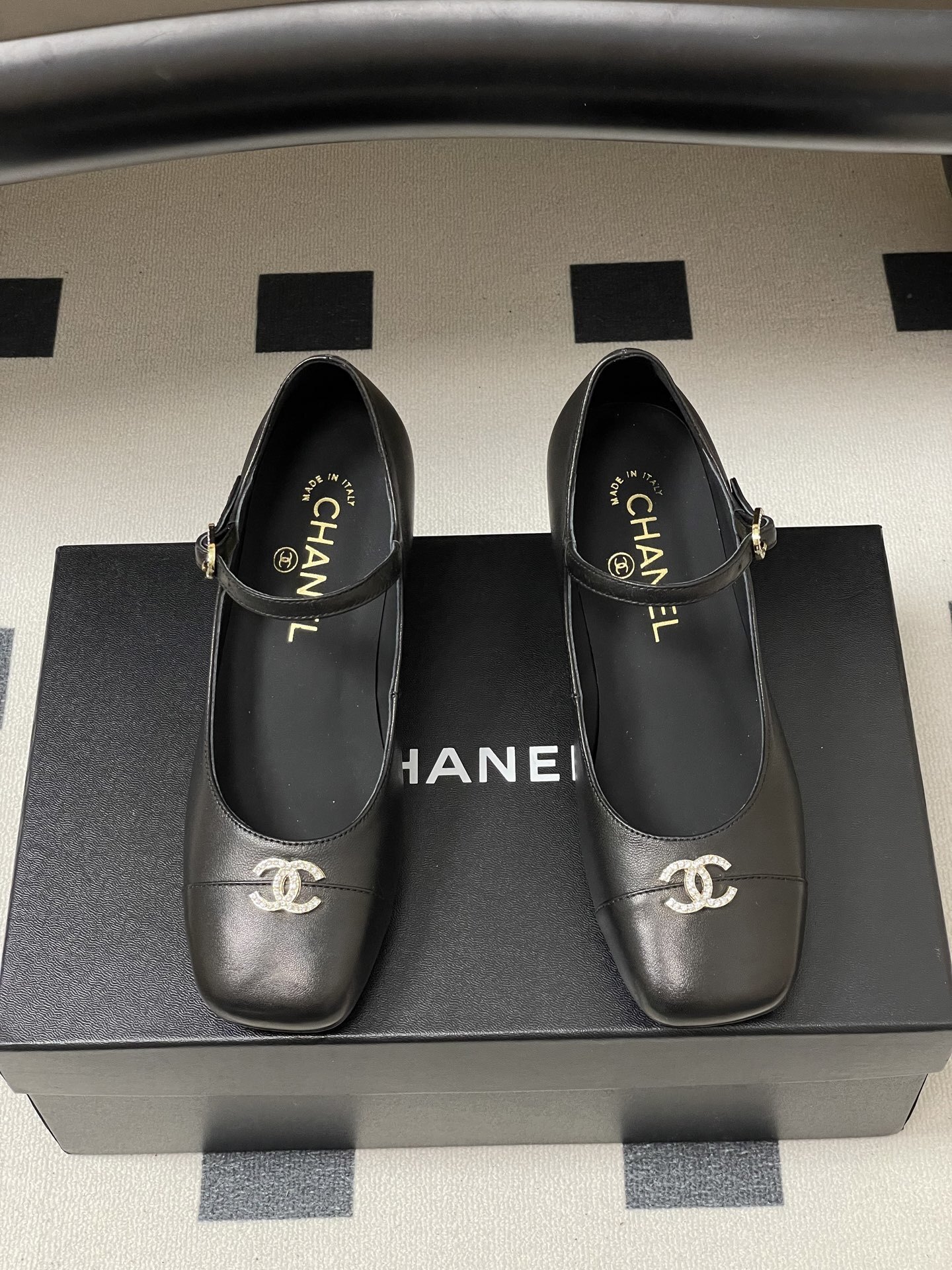 Pair of Chanel black leather Mary Jane block heel pumps with crystal CC logo and buckle - Hình 5