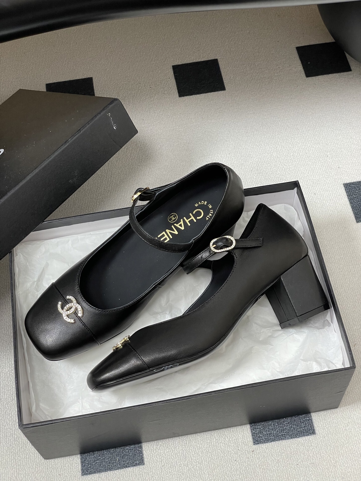 Pair of Chanel black leather Mary Jane block heel pumps with crystal CC logo and buckle - Hình 4