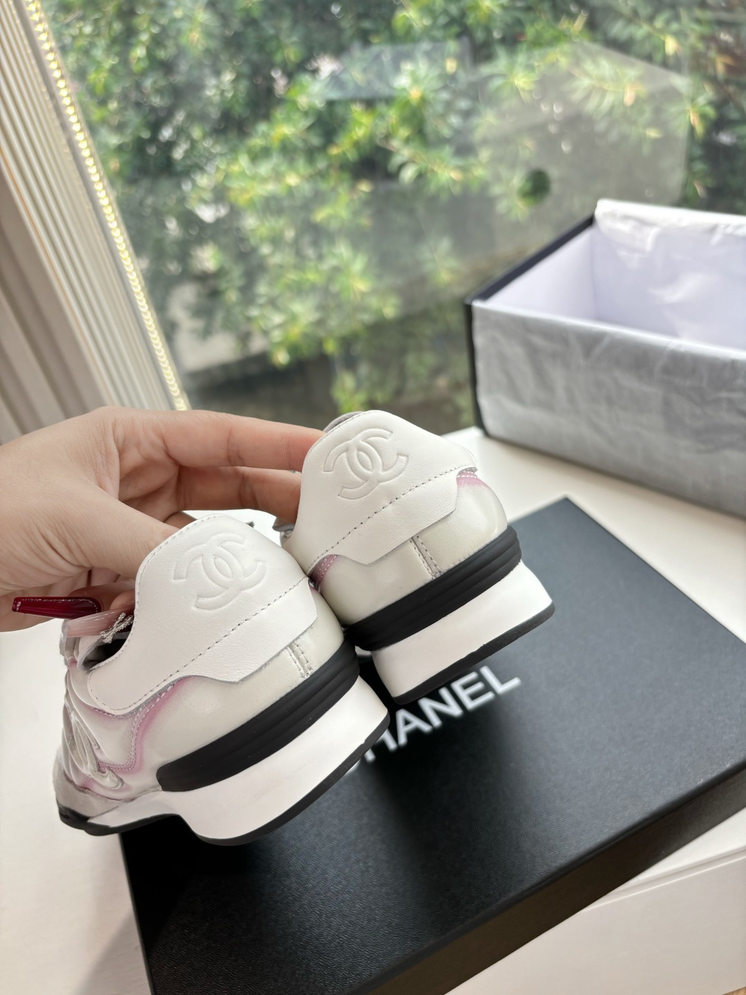 A pair of luxury Chanel sneakers featuring white and pink quilted leather, suede accents, and the interlocking CC logo. - Hình 9