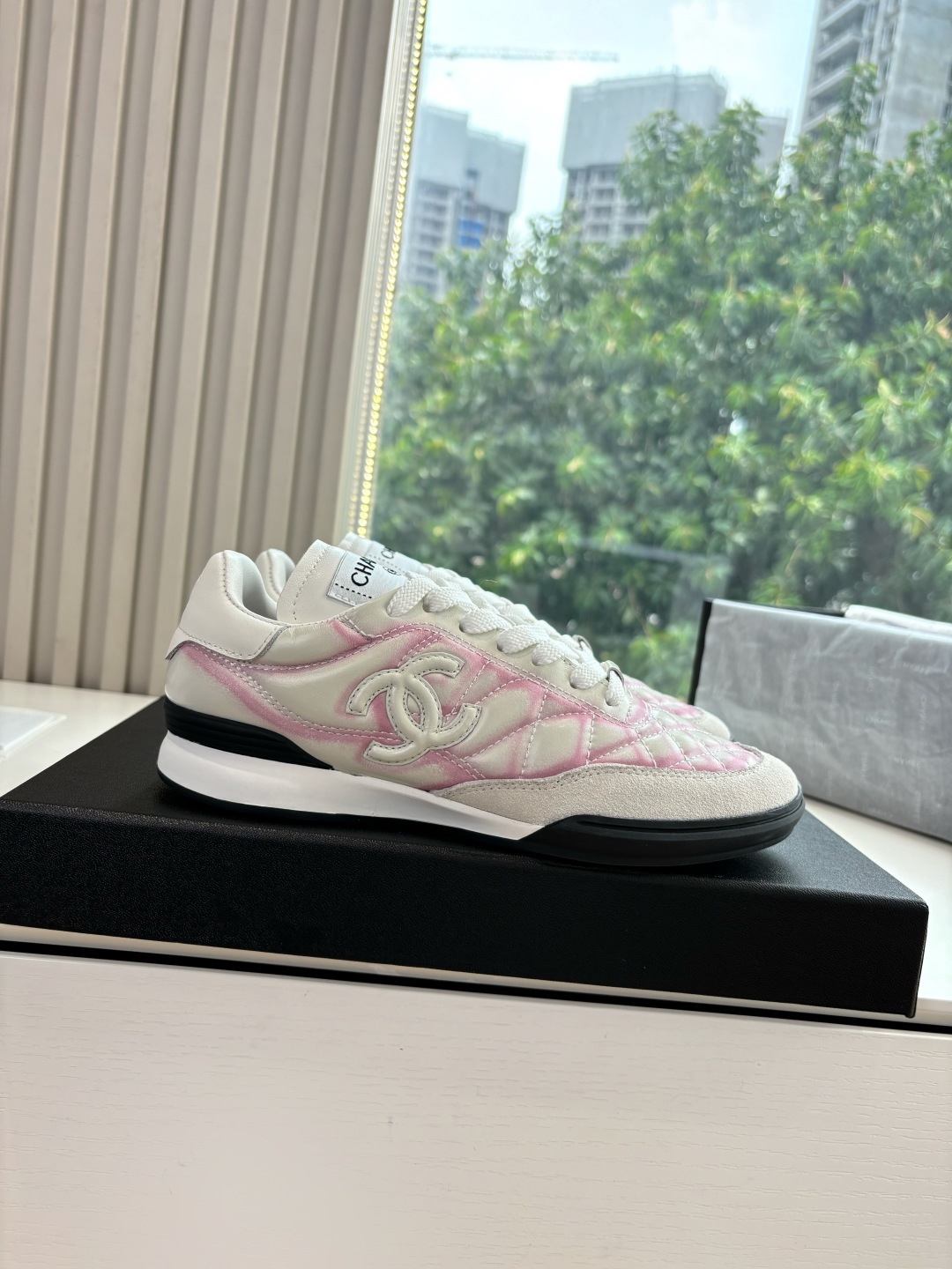 A pair of luxury Chanel sneakers featuring white and pink quilted leather, suede accents, and the interlocking CC logo. - Hình 7