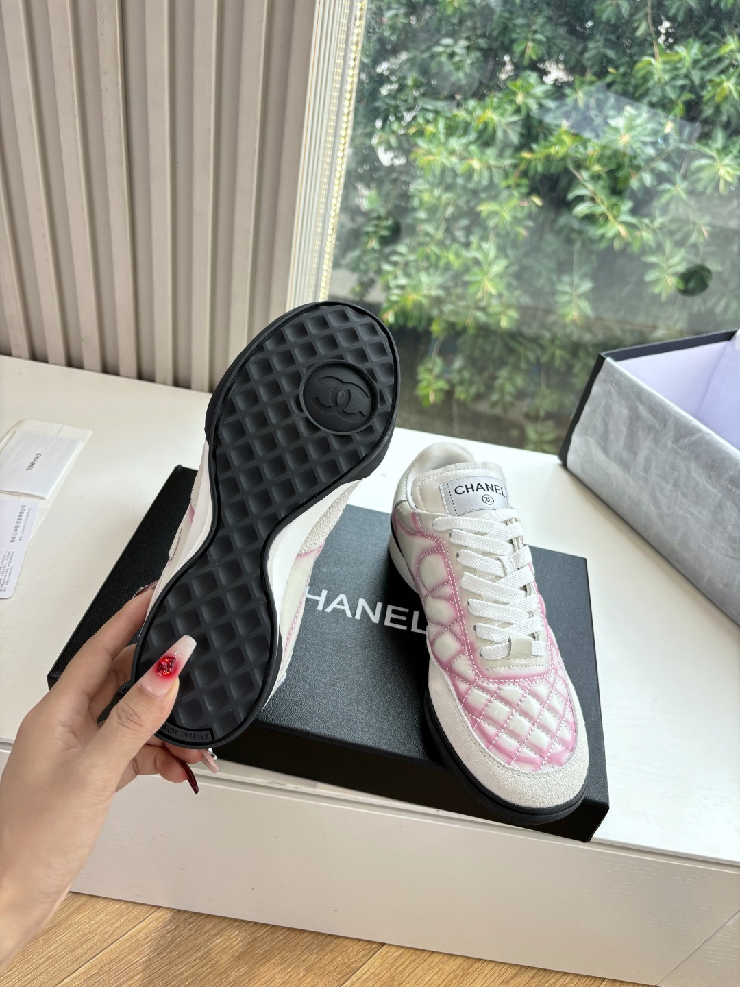 A pair of luxury Chanel sneakers featuring white and pink quilted leather, suede accents, and the interlocking CC logo. - Hình 6