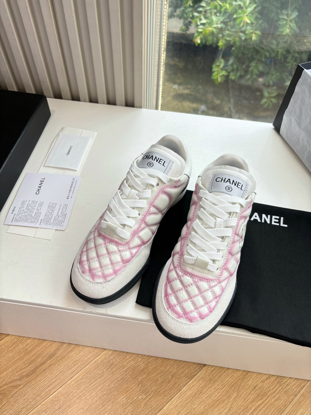 A pair of luxury Chanel sneakers featuring white and pink quilted leather, suede accents, and the interlocking CC logo. - Hình 4