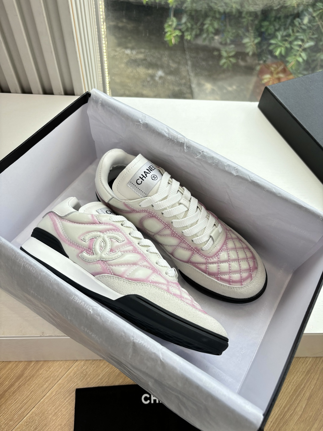 A pair of luxury Chanel sneakers featuring white and pink quilted leather, suede accents, and the interlocking CC logo. - Hình 3