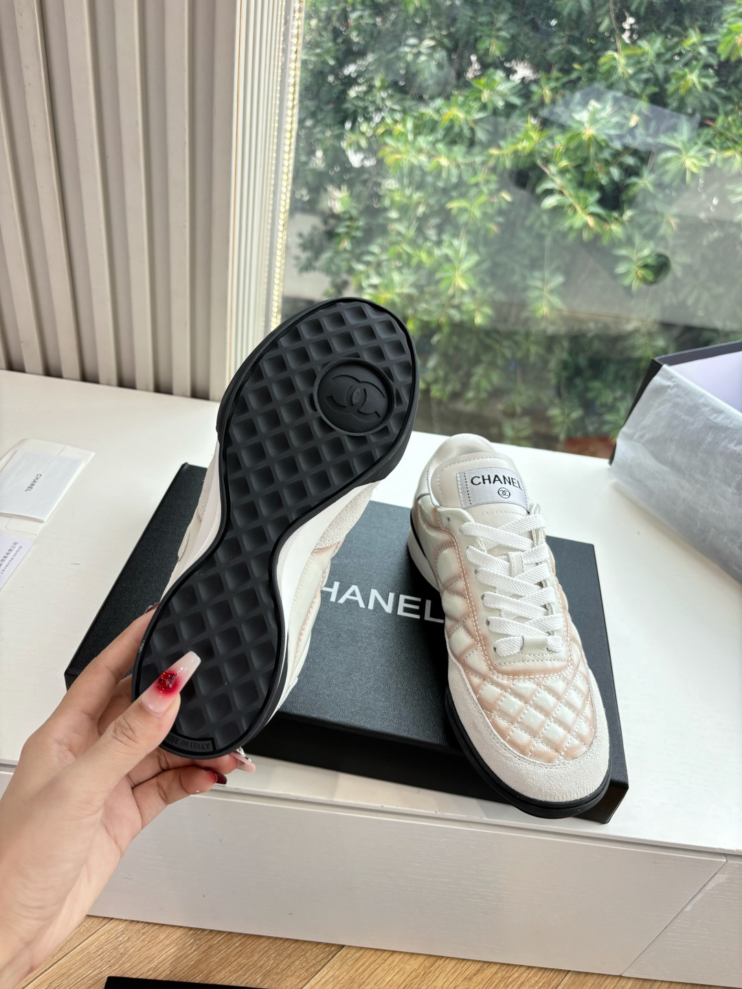 Luxury Chanel quilted leather sneakers in white with peach gradient accents and interlocking CC logo - Hình 6