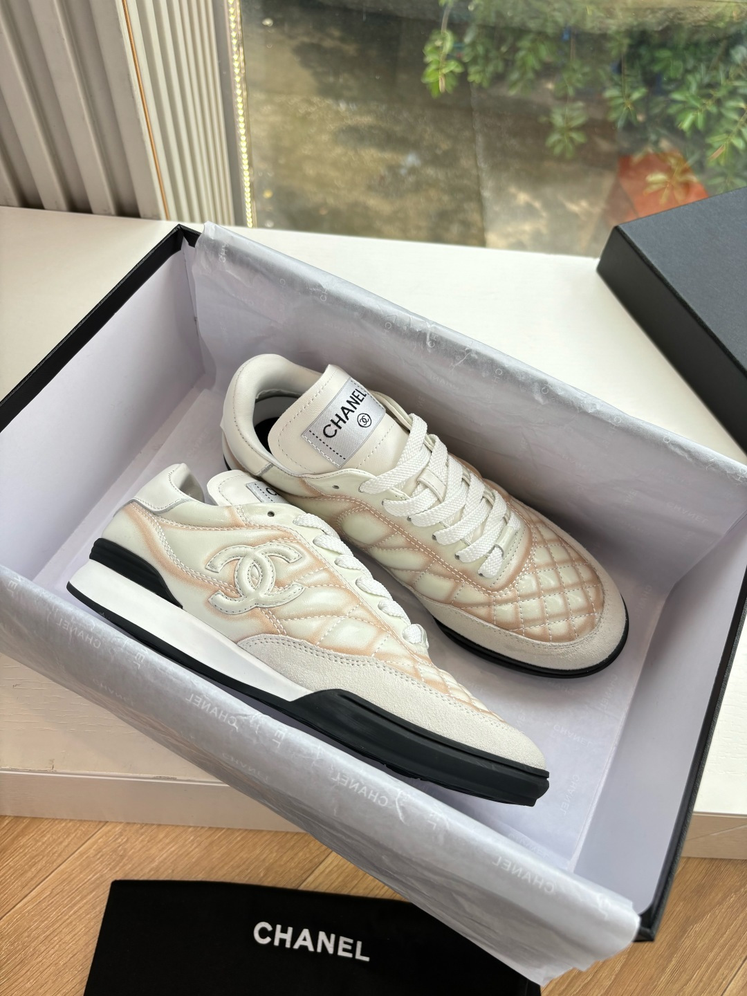 Luxury Chanel quilted leather sneakers in white with peach gradient accents and interlocking CC logo - Hình 3