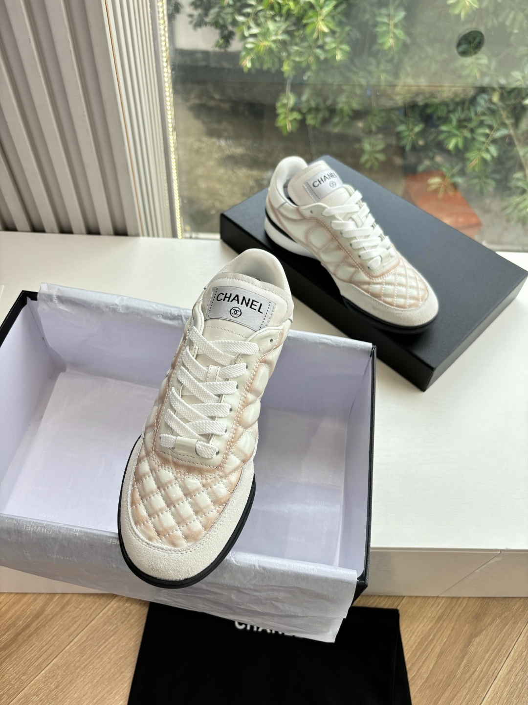 Luxury Chanel quilted leather sneakers in white with peach gradient accents and interlocking CC logo - Hình 2