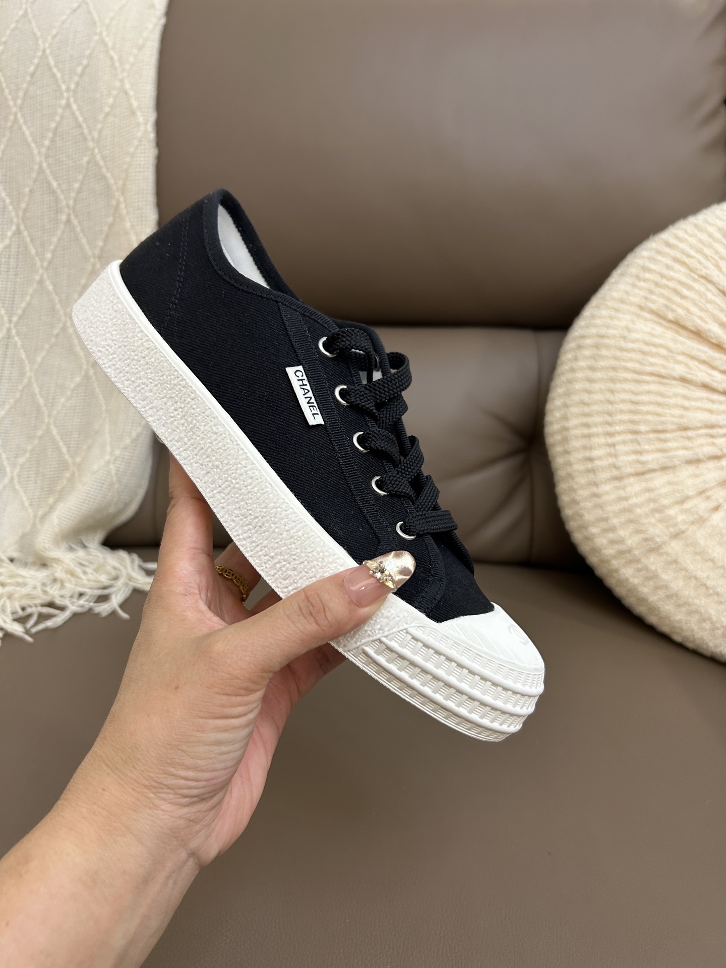 Pair of Chanel black canvas low-top sneakers with white rubber soles and textured toe caps featuring the CC logo - Hình 7