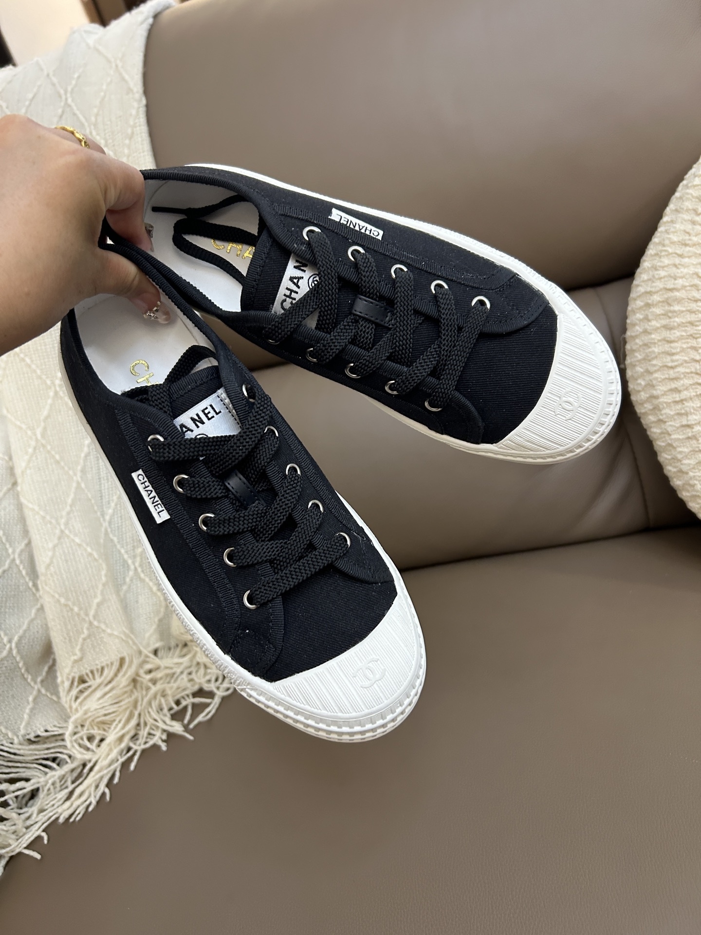 Pair of Chanel black canvas low-top sneakers with white rubber soles and textured toe caps featuring the CC logo - Hình 4