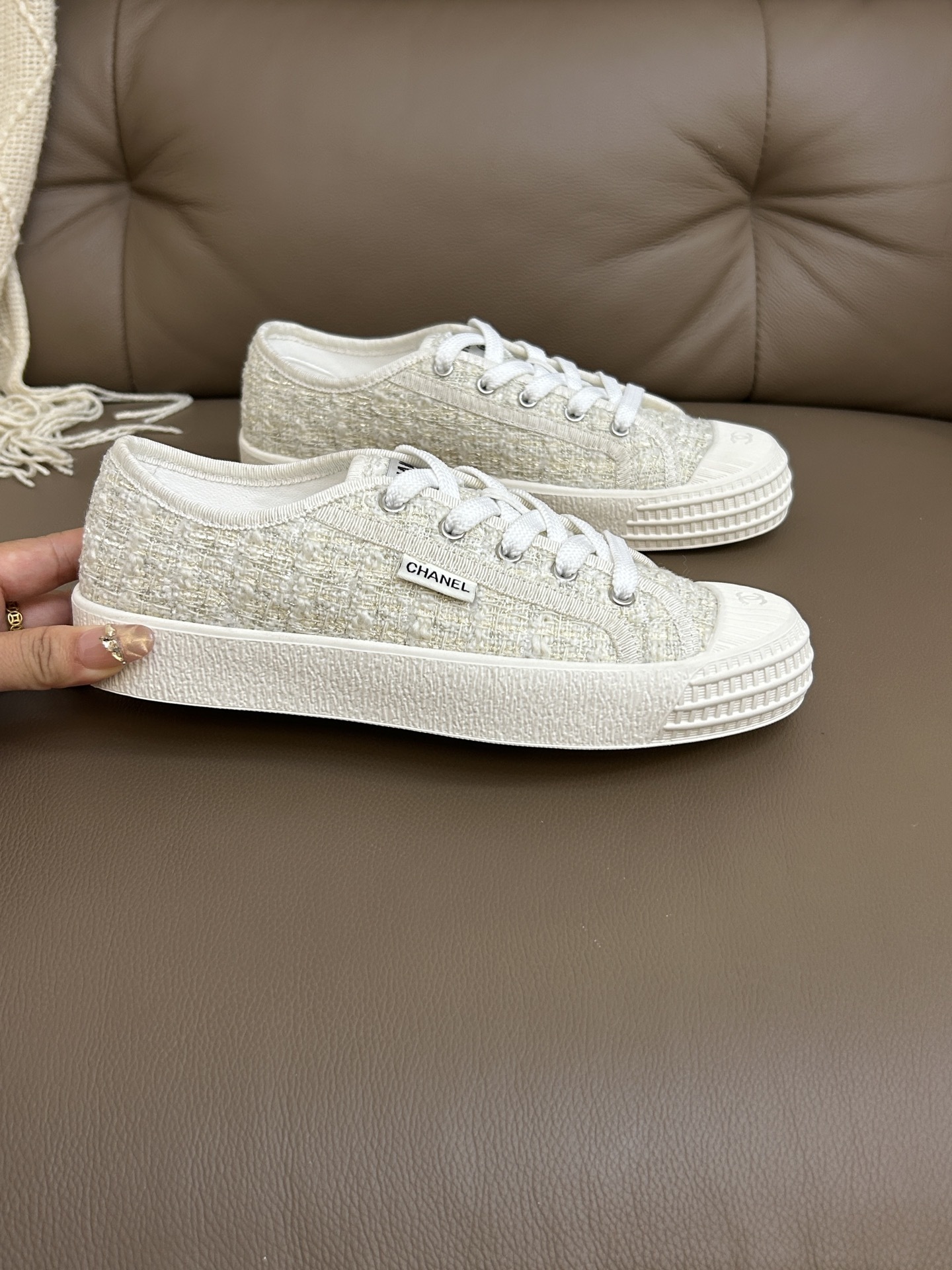 Luxury Chanel ivory tweed low-top sneakers with white platform soles and CC logo on the toe cap - Hình 9