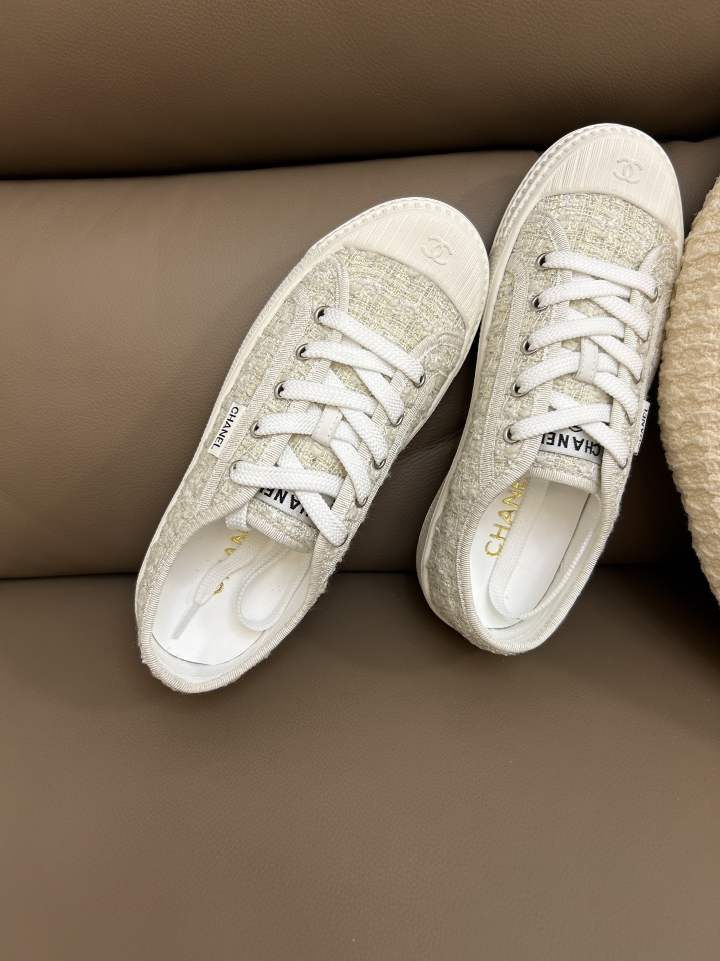Luxury Chanel ivory tweed low-top sneakers with white platform soles and CC logo on the toe cap - Hình 7