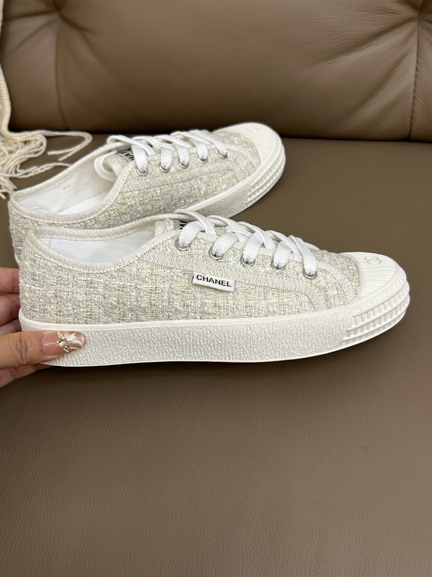 Luxury Chanel ivory tweed low-top sneakers with white platform soles and CC logo on the toe cap - Hình 5