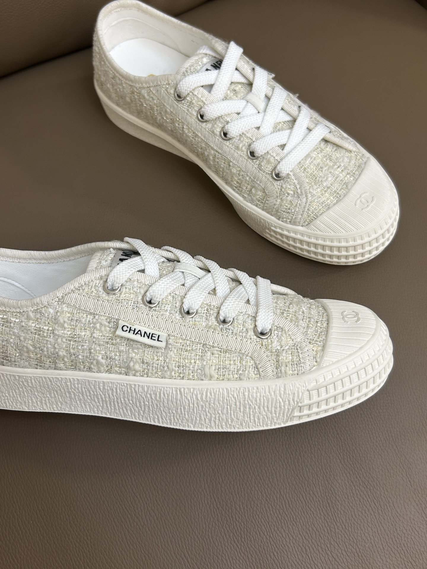 Luxury Chanel ivory tweed low-top sneakers with white platform soles and CC logo on the toe cap - Hình 3