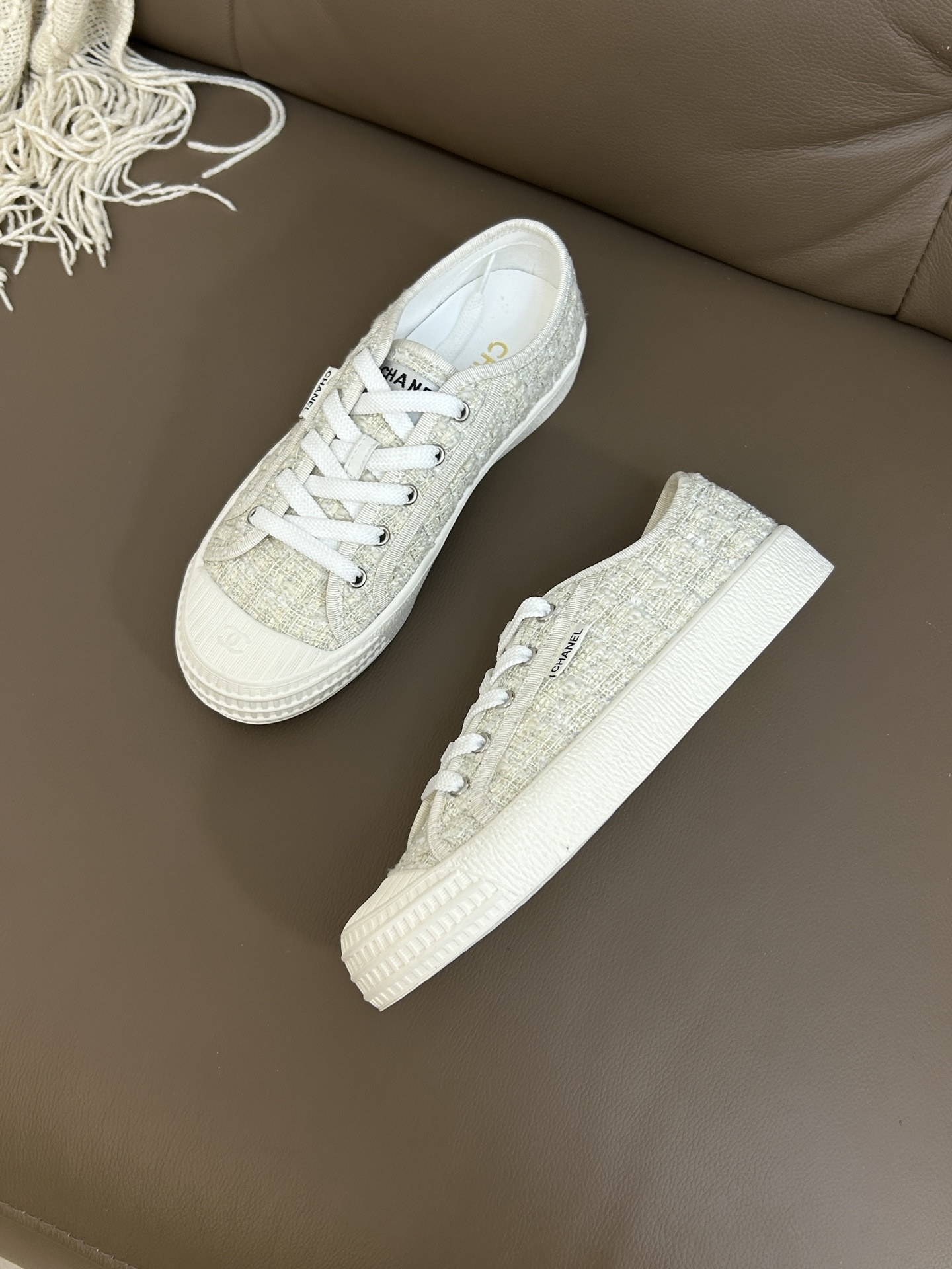 Luxury Chanel ivory tweed low-top sneakers with white platform soles and CC logo on the toe cap - Hình 2