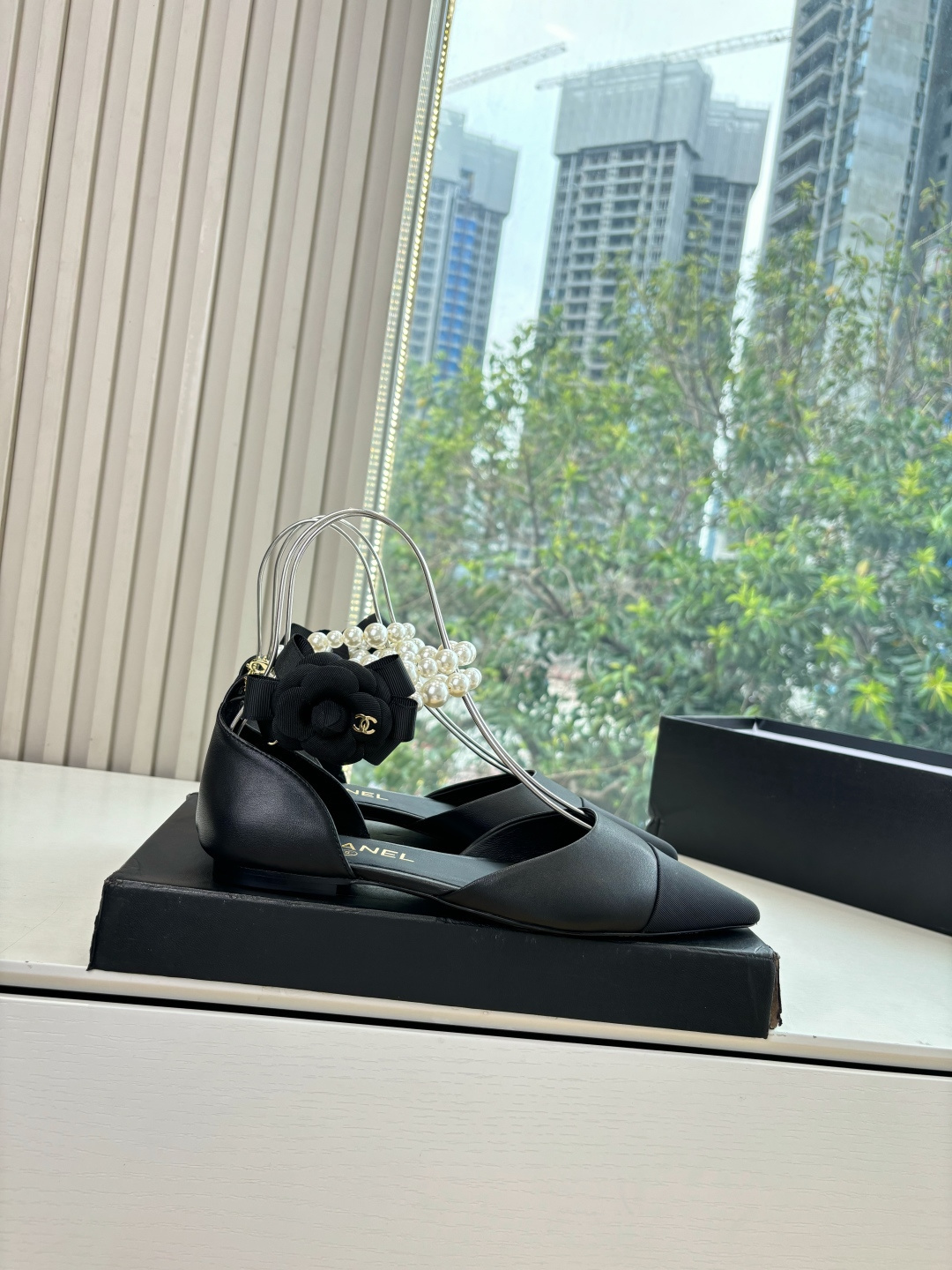 Pair of Chanel black leather pointed-toe flats with double-row pearl ankle straps and black camellia flower detail. - Hình 7