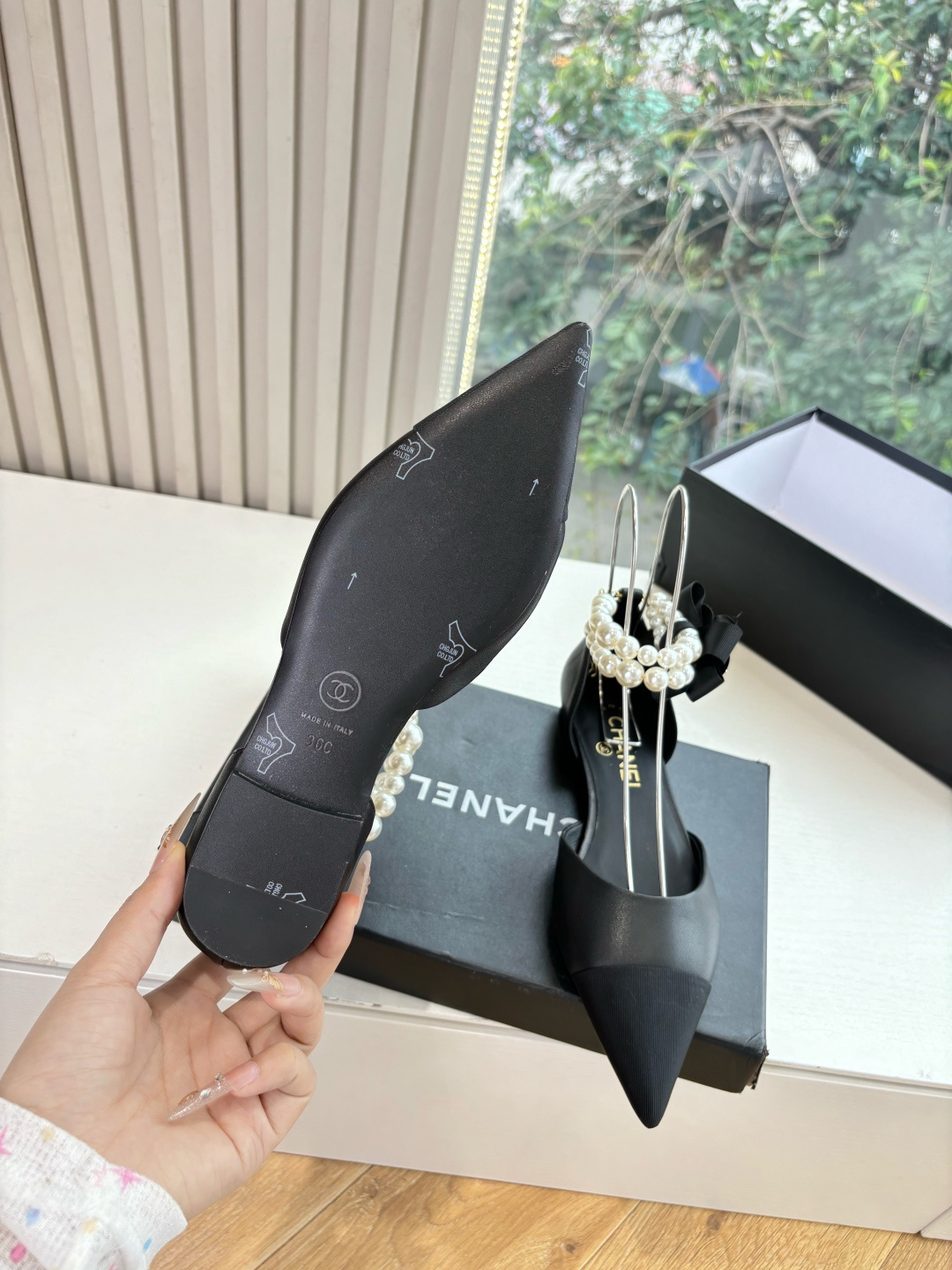 Pair of Chanel black leather pointed-toe flats with double-row pearl ankle straps and black camellia flower detail. - Hình 6