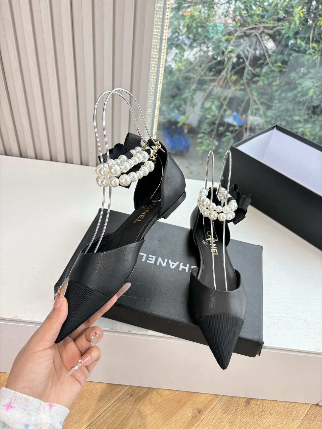 Pair of Chanel black leather pointed-toe flats with double-row pearl ankle straps and black camellia flower detail. - Hình 5