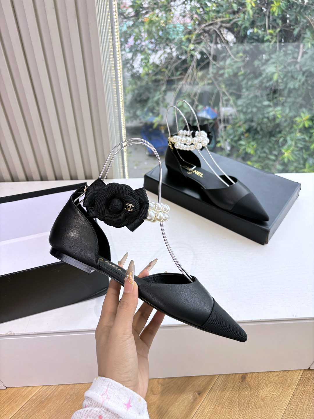 Pair of Chanel black leather pointed-toe flats with double-row pearl ankle straps and black camellia flower detail. - Hình 3