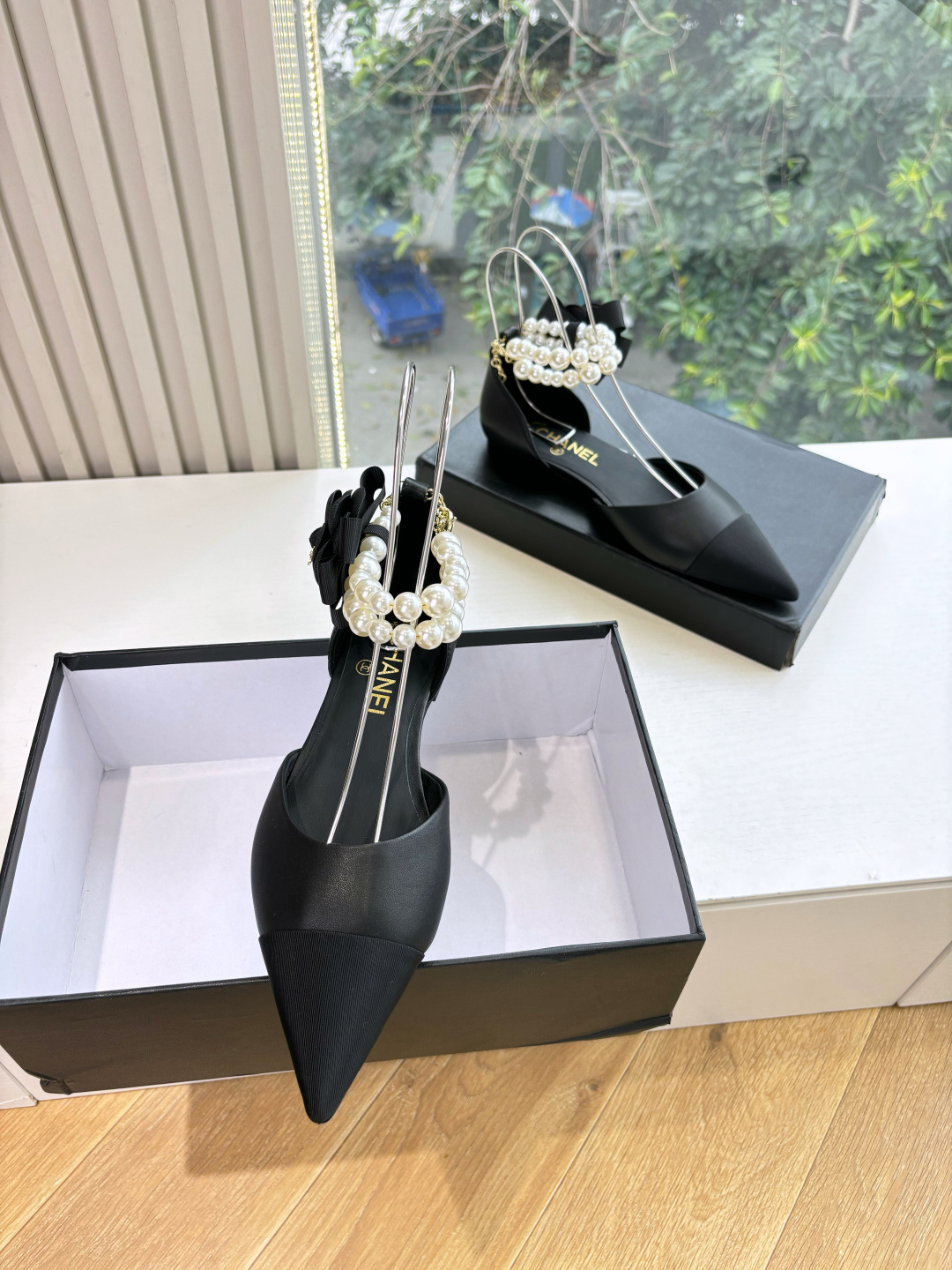 Pair of Chanel black leather pointed-toe flats with double-row pearl ankle straps and black camellia flower detail. - Hình 2