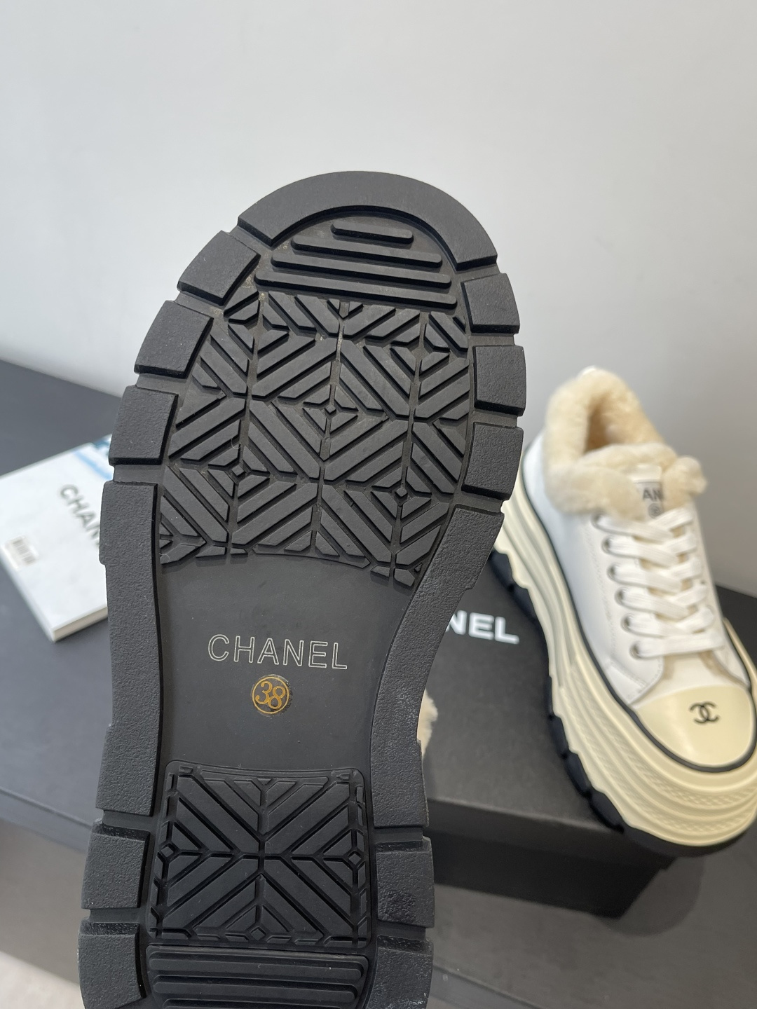 Pair of Chanel white leather platform sneakers with cream shearling fur lining and interlocking C logo on the toe cap. - Hình 5
