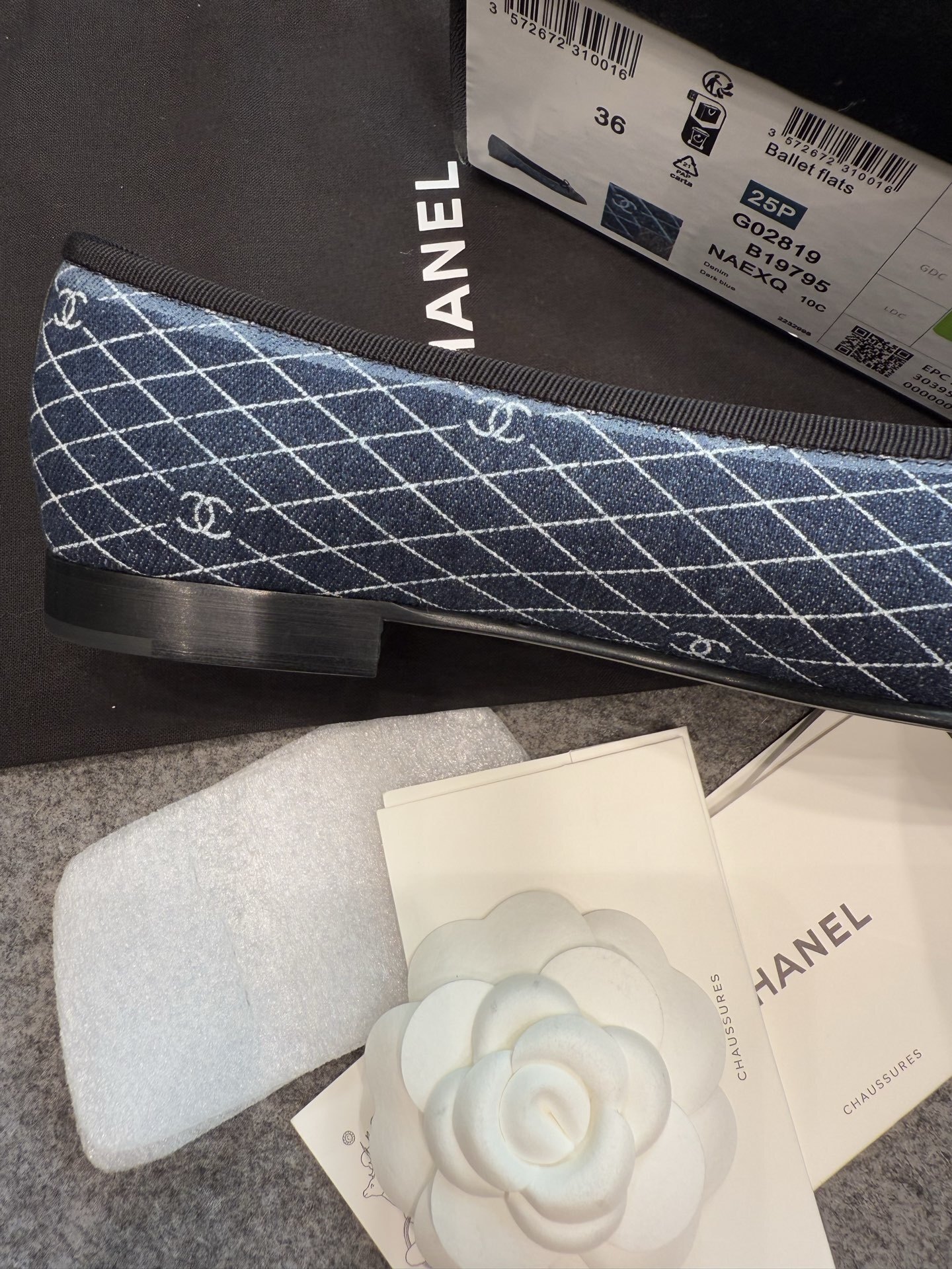 Pair of Chanel blue quilted denim ballet flats with black cap toes and CC logo detail - Hình 12