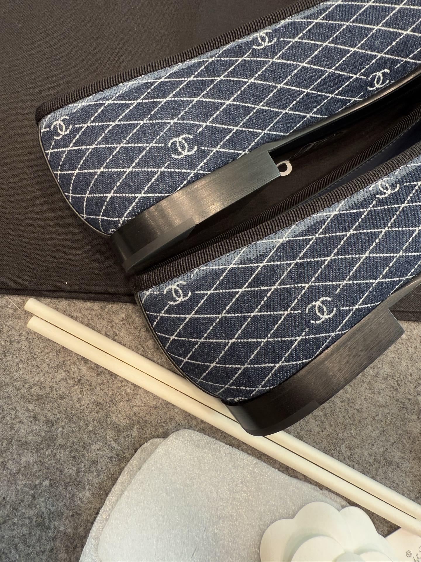 Pair of Chanel blue quilted denim ballet flats with black cap toes and CC logo detail - Hình 11