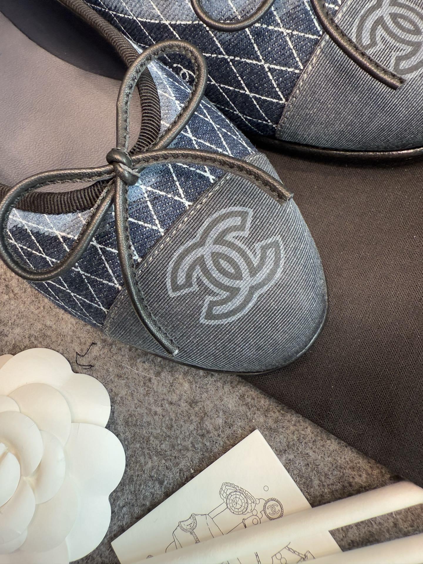 Pair of Chanel blue quilted denim ballet flats with black cap toes and CC logo detail - Hình 10