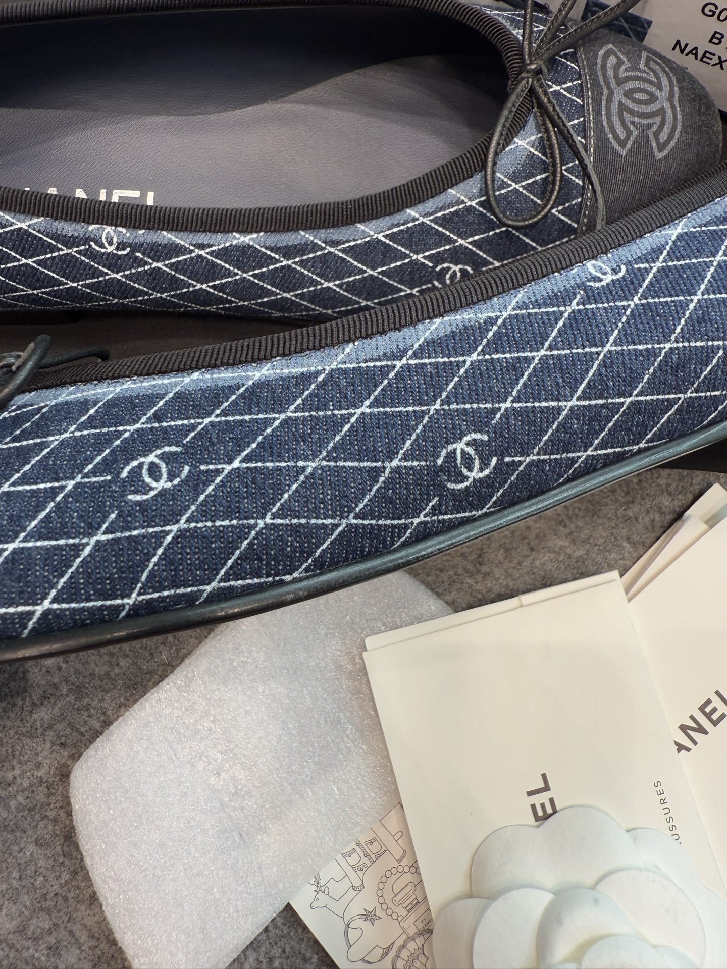 Pair of Chanel blue quilted denim ballet flats with black cap toes and CC logo detail - Hình 8