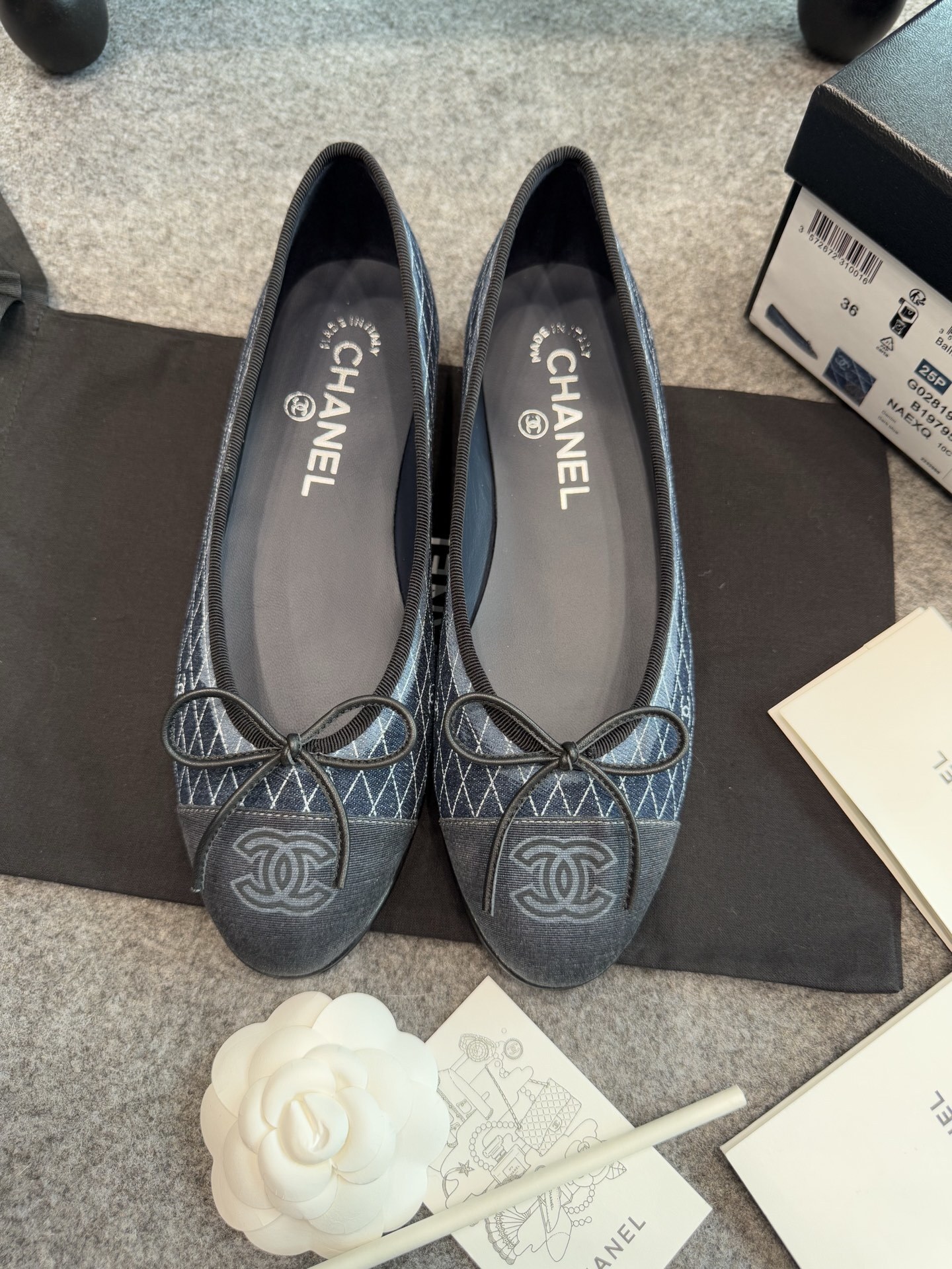 Pair of Chanel blue quilted denim ballet flats with black cap toes and CC logo detail - Hình 7
